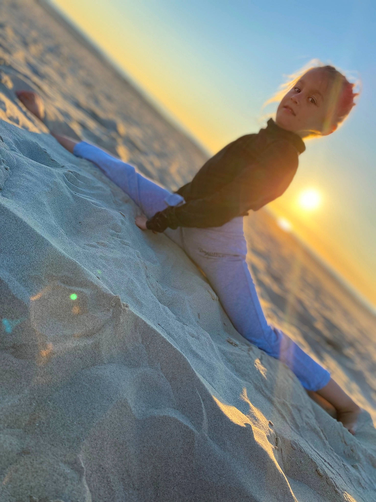 Inaya participe au concours pour gagner de l'argent avec cette photo : aeolian_landform, beach, dusk, ecoregion, flash_photography, happy, horizon, landscape, leisure, mountainous_landforms, natural_environment, people_in_nature, person, shore, sky, slope, sunrise, sunset, travel, wind