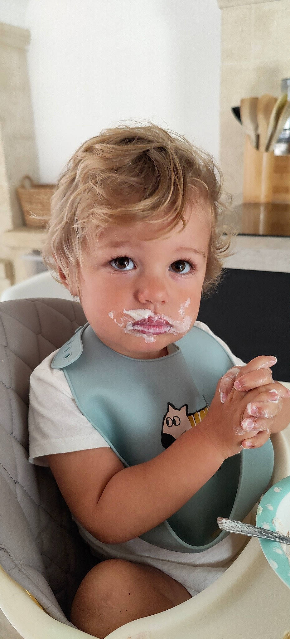 Solal a rejoint le concours — aidez-le/la à gagner de superbes lots ! arm, cheek, chin, eye, eyebrow, eyelash, face, finger, gesture, hair, iris, jaw, lip, mouth, neck, nose, person, shoulder, skin, sleeve