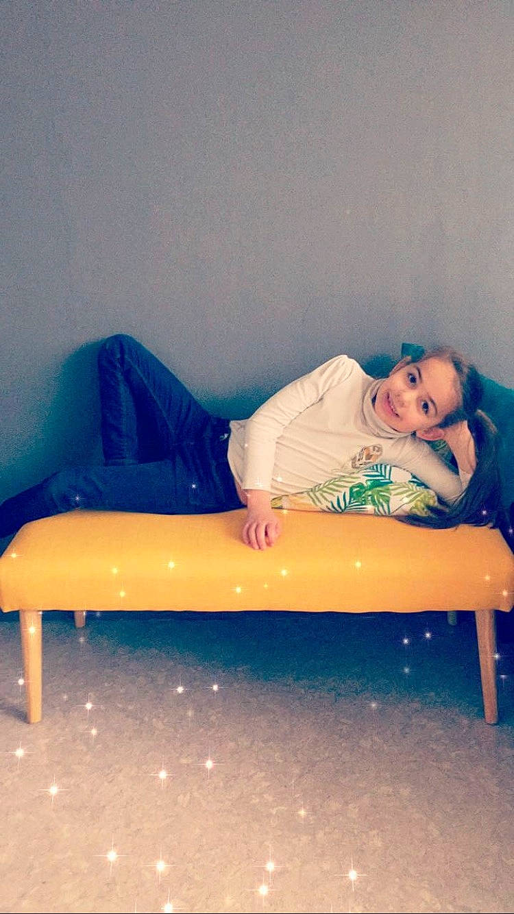 Cassy a rejoint le concours — aidez-le/la à gagner de superbes lots ! comfort, furniture, joy, leg, leisure, person, sitting