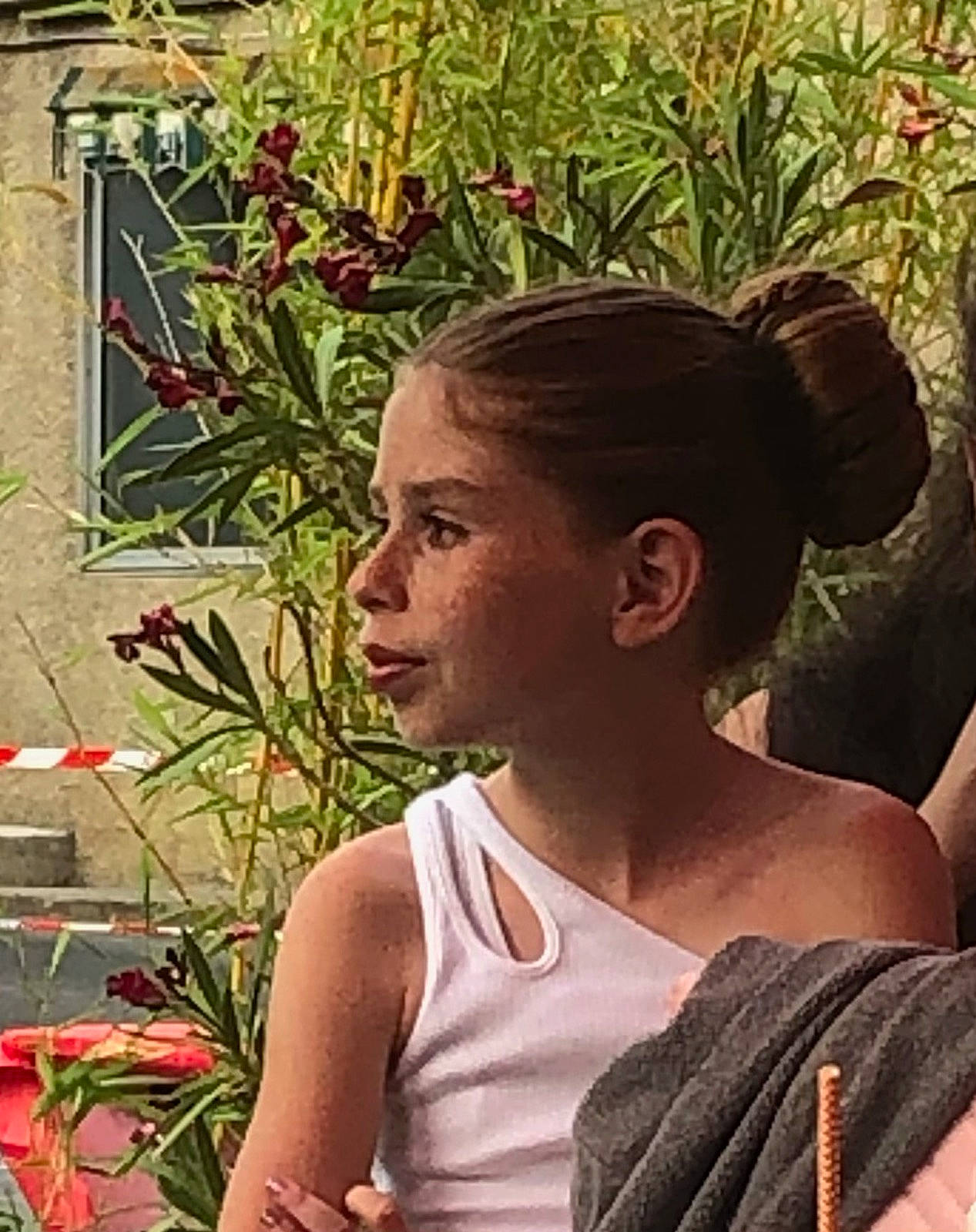 Léna a rejoint le concours — aidez-le/la à gagner de superbes lots ! beauty, botany, chest, child, fashion_accessory, floral_design, flower, flower_arranging, forehead, grass, happy, leaf, leisure, person, plant, shrub, sitting, sleeveless_shirt, summer, t_shirt