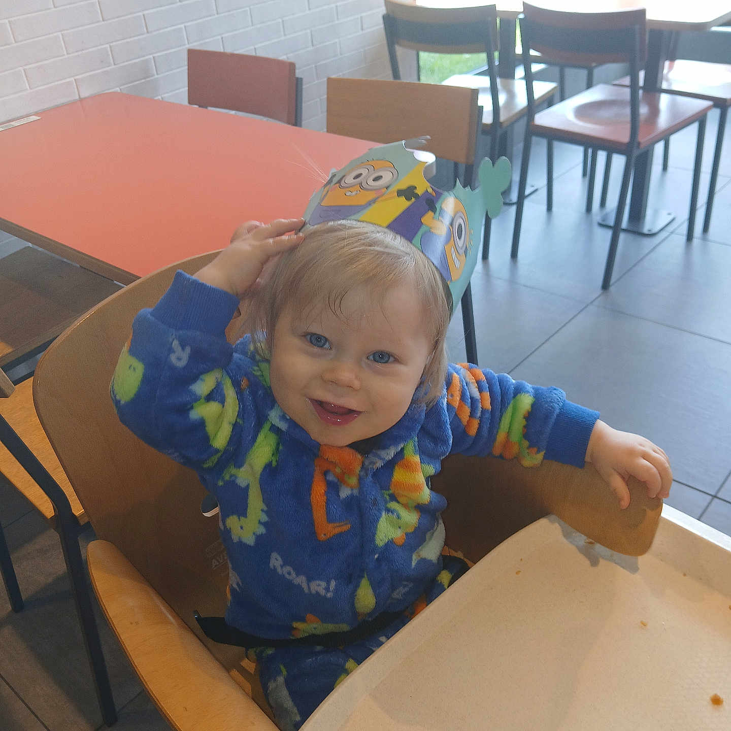 Tayron a rejoint le concours — aidez-le/la à gagner de superbes lots ! architecture, baby, building, chair, clothing, diningroom, diningtable, face, furniture, hat, head, indoors, person, photography, plywood, portrait, restaurant, room, table, wood