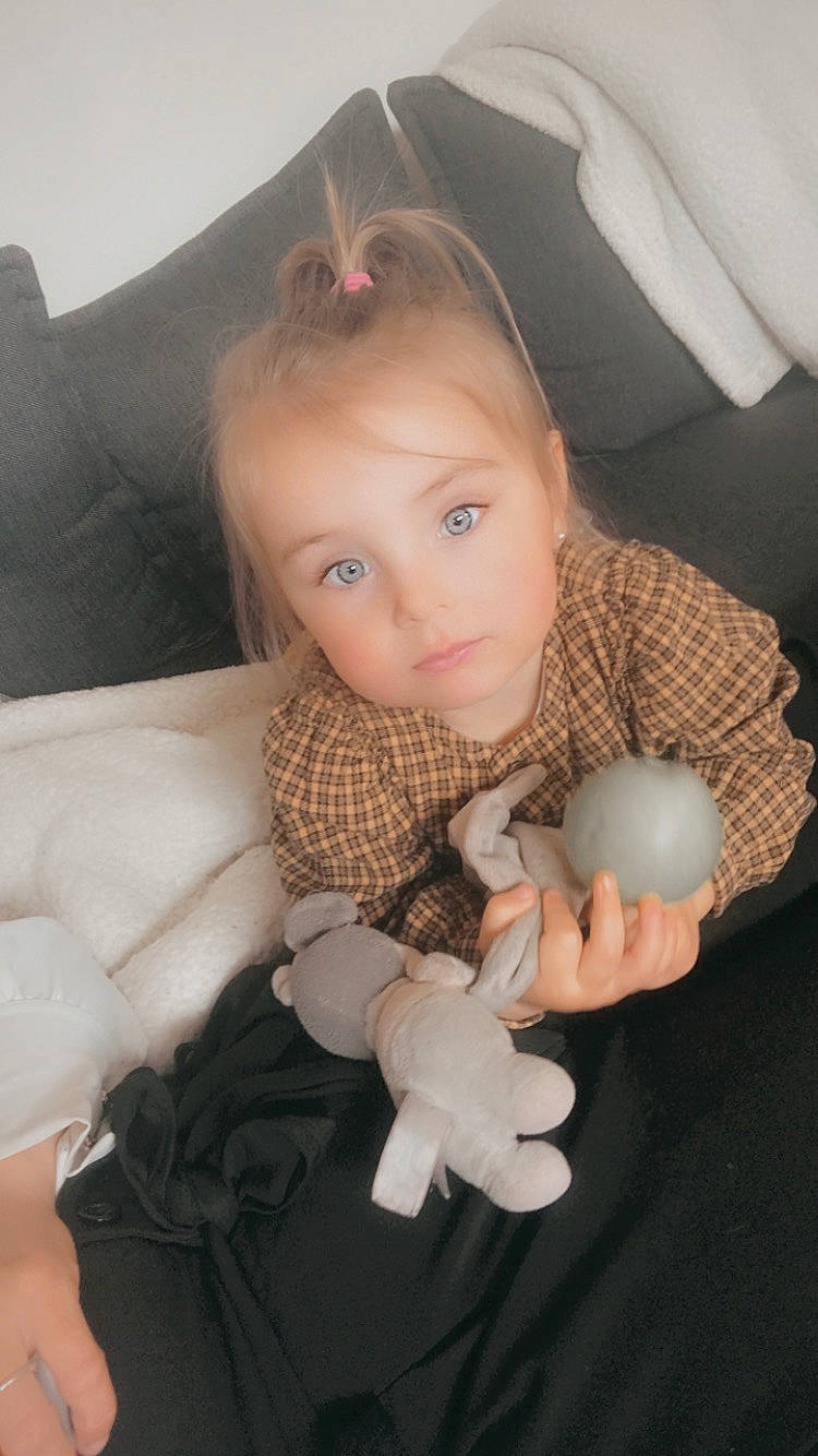 Lucia a rejoint le concours — aidez-le/la à gagner de superbes lots ! arm, child, comfort, doll, ear, eye, eyelash, fawn, gesture, hair, hand, head, human_body, iris, joint, nail, person, skin, textile, thumb