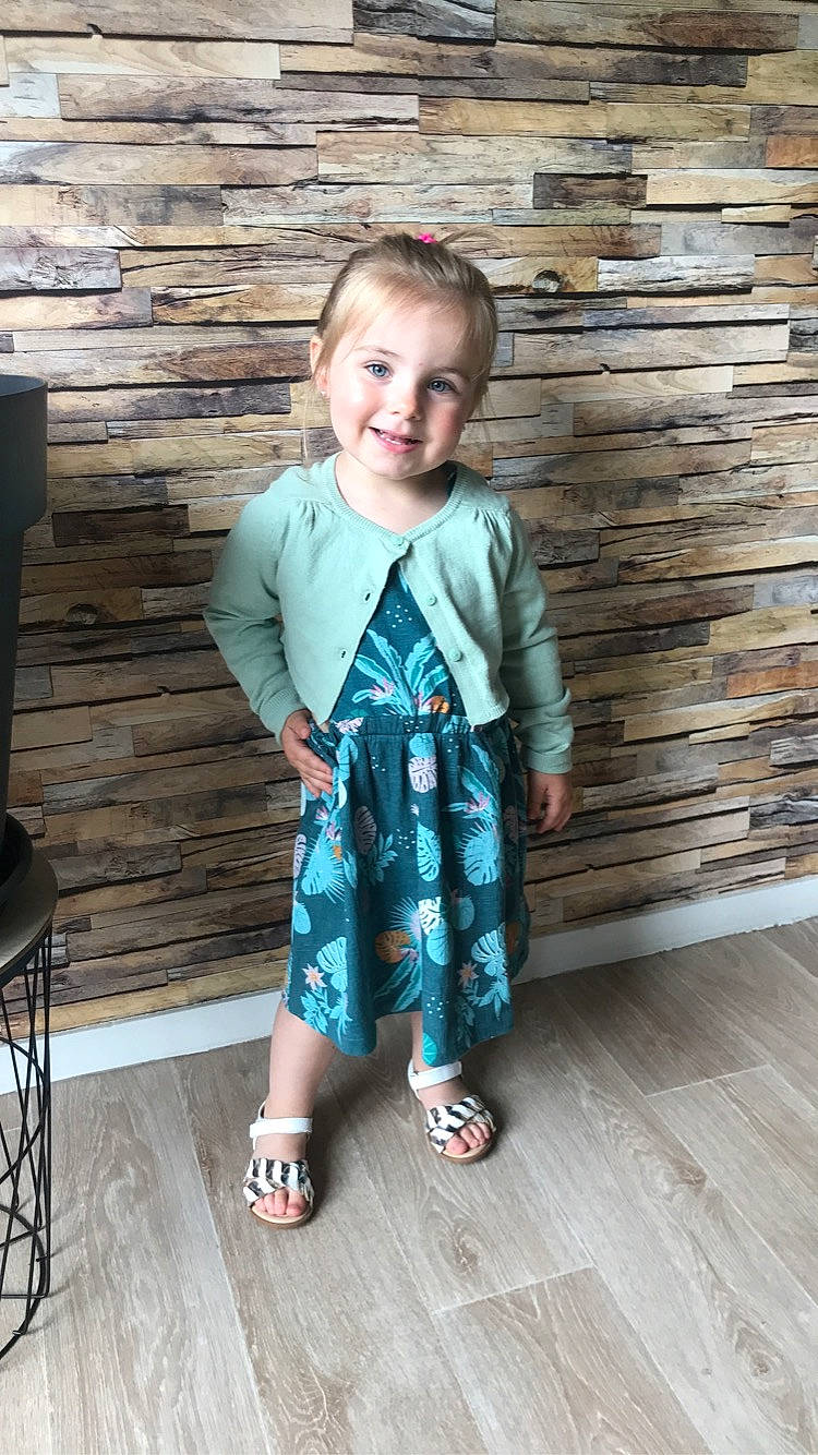 Lucia participe au concours pour gagner de l'argent avec cette photo : baby_toddler_clothing, child, dress, eye, face, flash_photography, flooring, footwear, hairstyle, happy, joy, leg, leisure, person, skin, sleeve, smile, t_shirt, toddler, tree