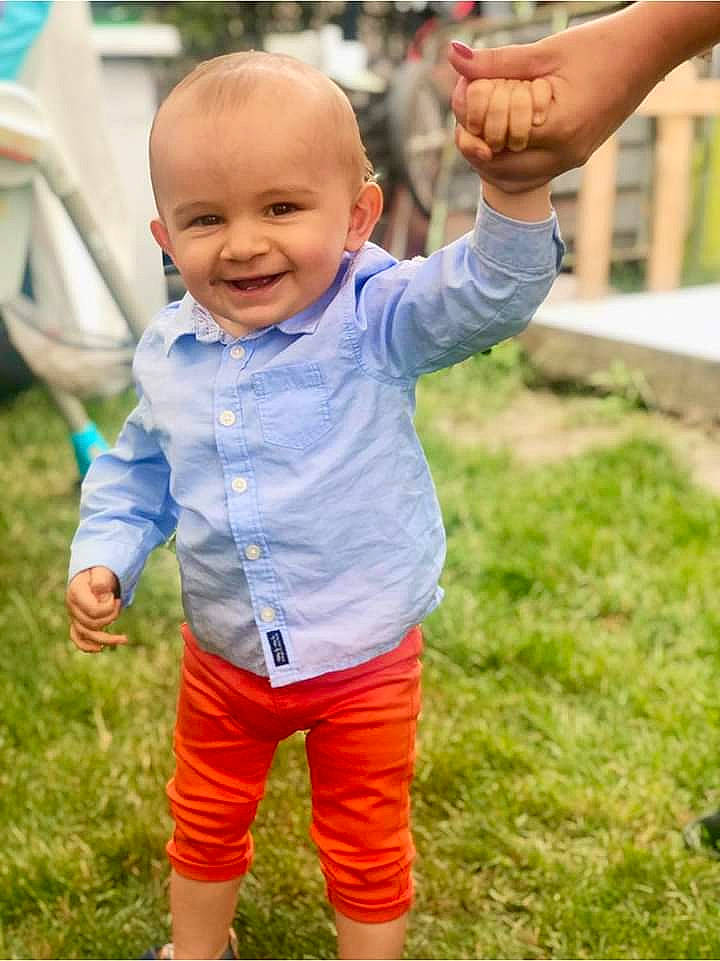 Thiago a rejoint le concours — aidez-le/la à gagner de superbes lots ! baby, child, facial_expression, finger, fun, gesture, grass, happy, joy, lawn, male, people, person, plant, play, skin, smile, summer, toddler, vacation
