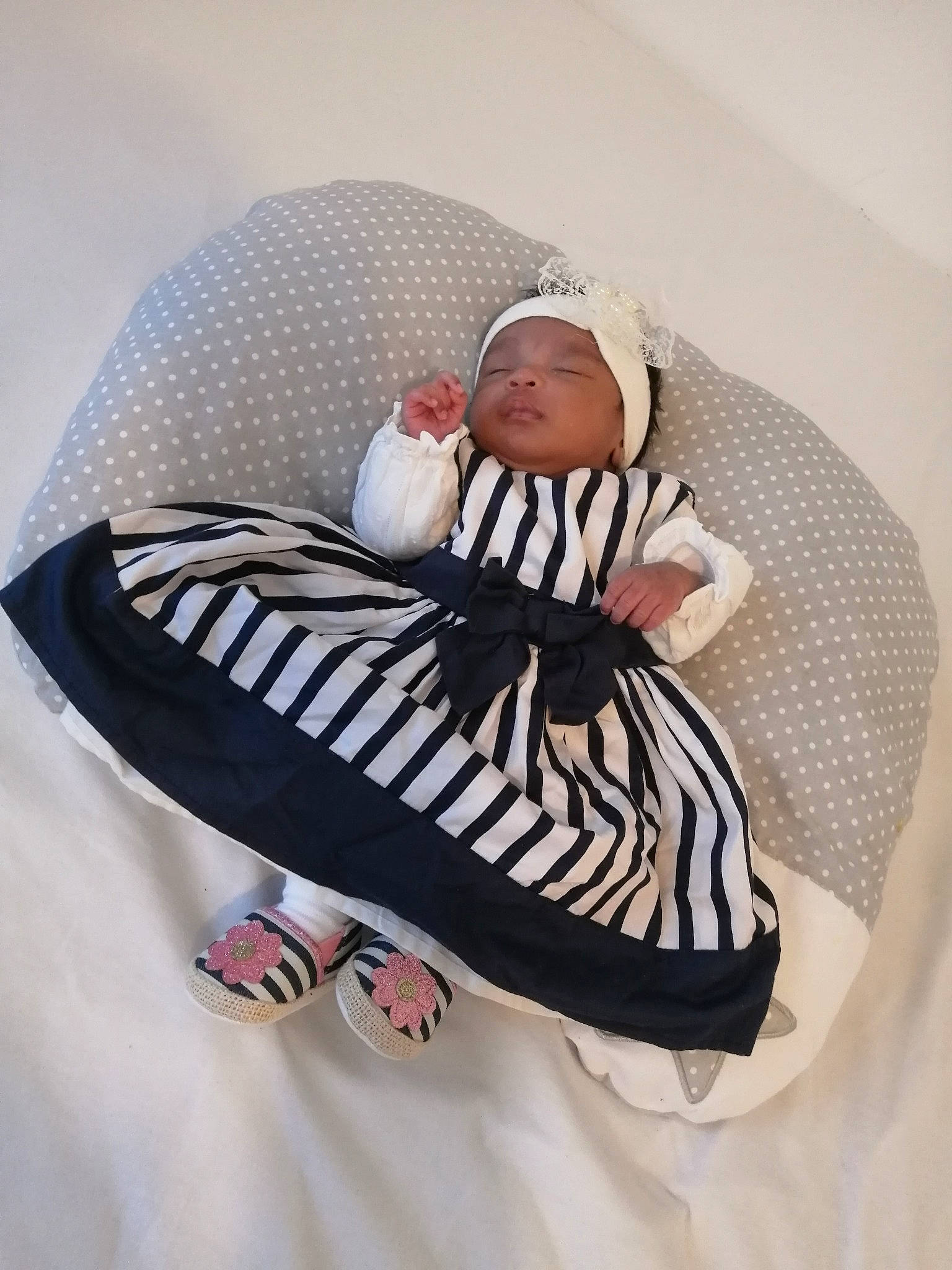 Ella a rejoint le concours — aidez-le/la à gagner de superbes lots ! baby_products, baby_toddler_clothing, beanie, cap, carmine, chair, comfort, costume_accessory, costume_hat, fashion_accessory, fashion_design, flooring, hat, headwear, linens, pattern, person, sitting, sleeve, sportswear