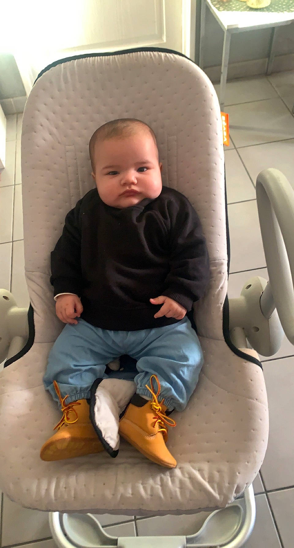 Jannah participe au concours pour gagner de l'argent avec cette photo : auto_part, automotive_design, baby, baby_toddler_clothing, car_seat, car_seat_cover, child, comfort, family_car, fun, hairstyle, head_restraint, knee, lap, leg, luxury_vehicle, person, product, sitting, thigh