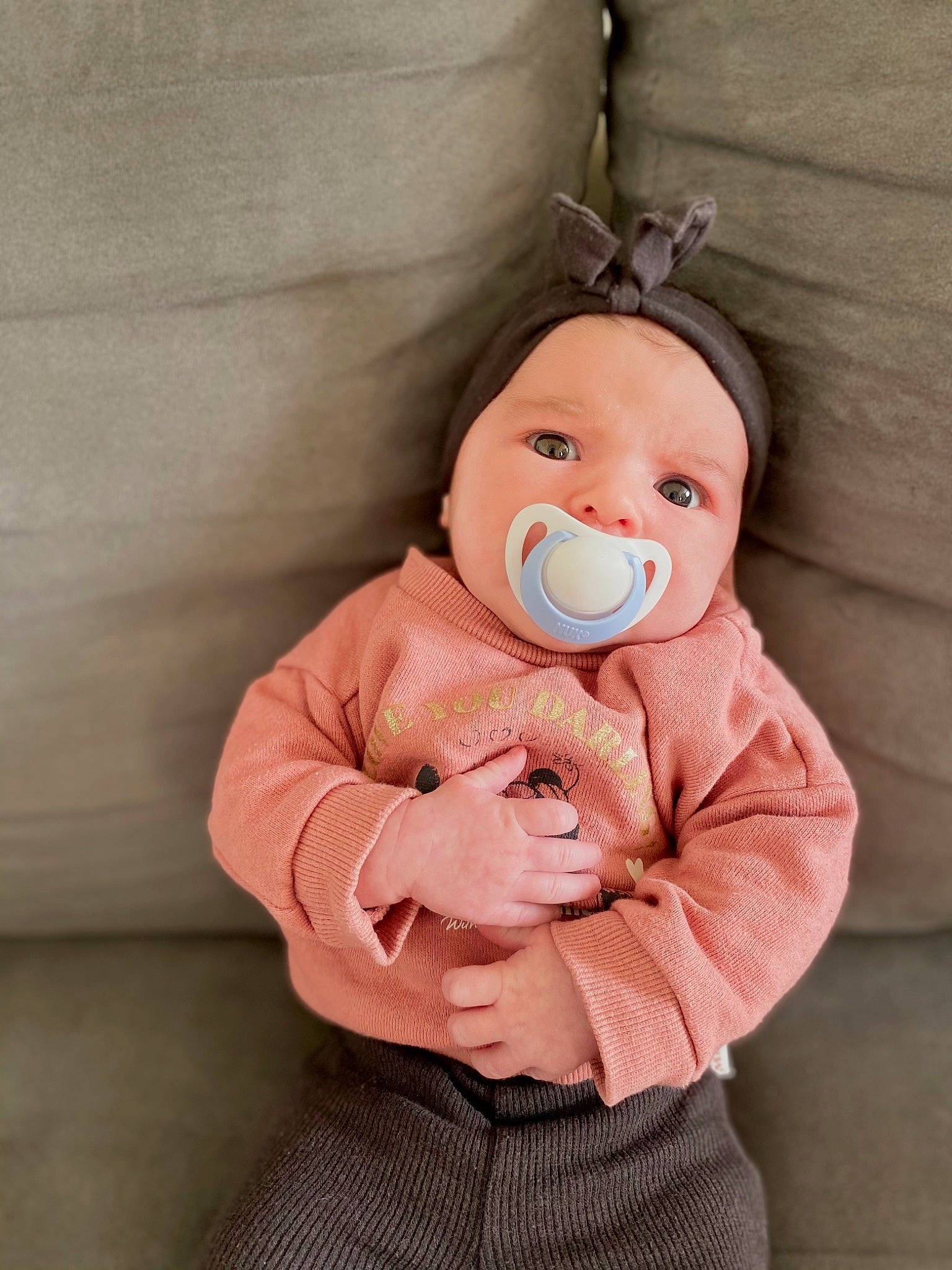 Isalys participe au concours pour gagner de l'argent avec cette photo : baby, baby_toddler_clothing, cheek, collar, comfort, eye, face, facial_expression, finger, gesture, happy, head, joint, mouth, nose, outerwear, person, skin, sleeve, toddler