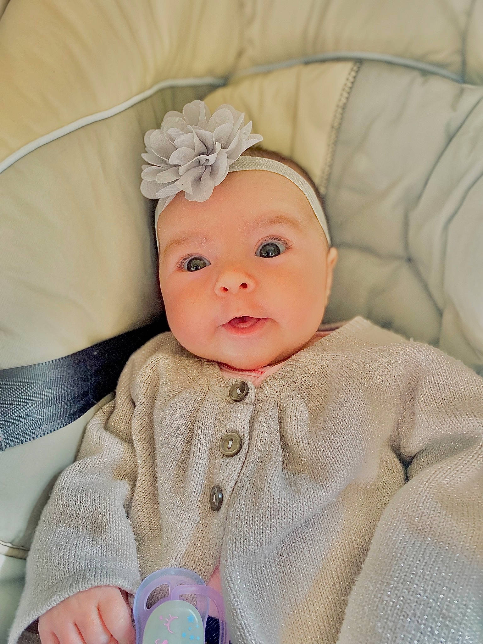 Isalys a rejoint le concours — aidez-le/la à gagner de superbes lots ! baby, baby_products, baby_toddler_clothing, cheek, child, collar, comfort, fashion_accessory, hair_accessory, headband, headwear, iris, linens, outerwear, pattern, person, portrait_photography, skin, sleeve, smile