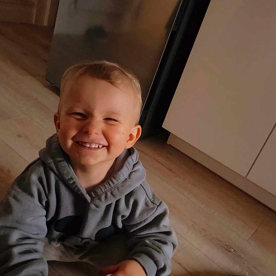 Ayden participe au concours pour gagner de l'argent avec cette photo : baby, babylaughing, blonde, face, hair, happy, head, laughing, person, photography, portrait, sitting, smile