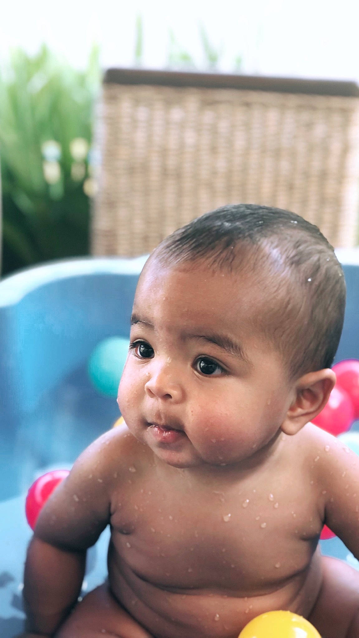 Aaron participe au concours pour gagner de l'argent avec cette photo : baby, baby_bathing, bathing, black_hair, cheek, chest, eyebrow, eyelash, face, forehead, fun, happy, iris, leisure, lip, neck, nose, person, skin, toddler