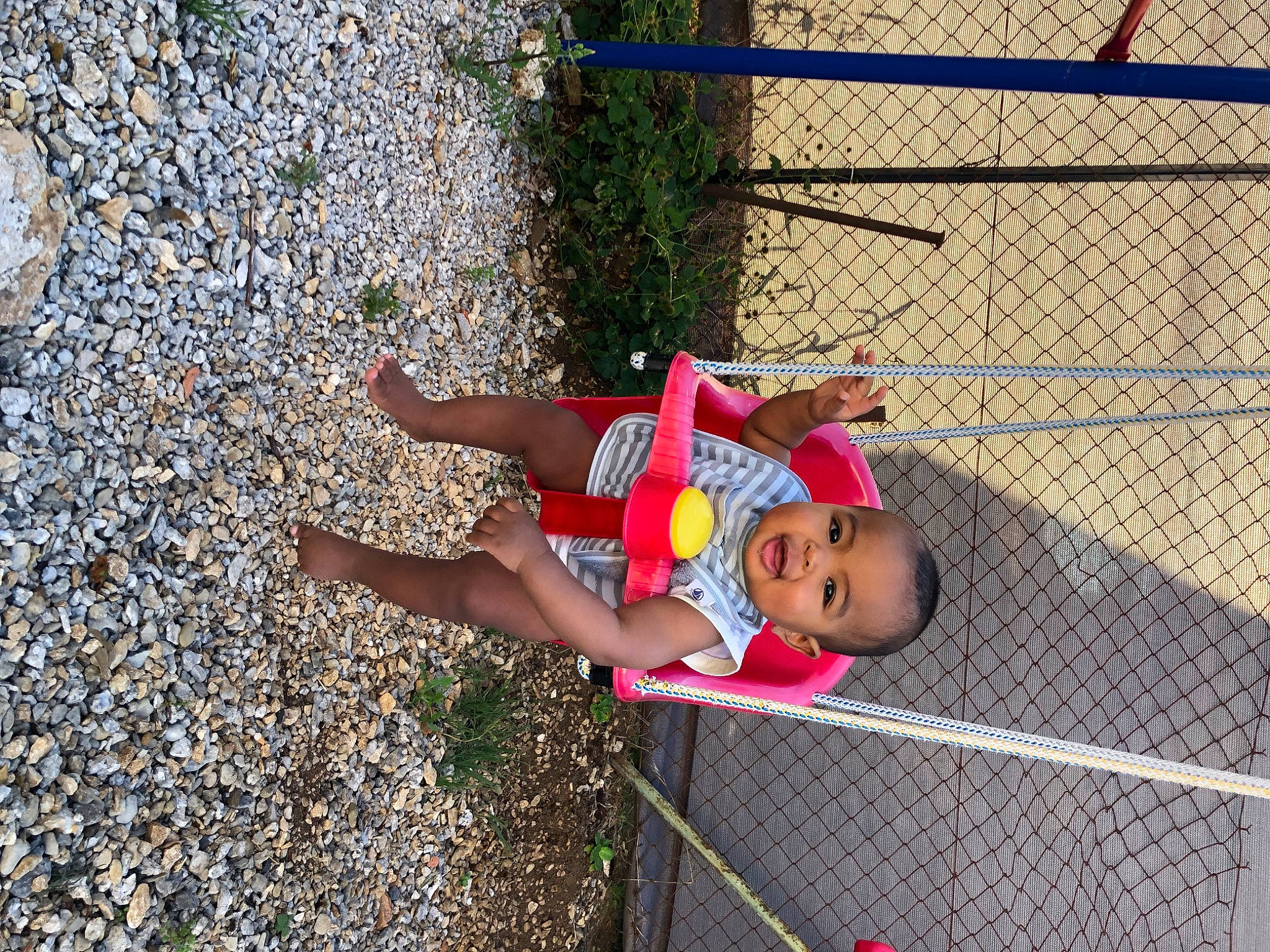 Aaron participe au concours pour gagner de l'argent avec cette photo : chain_link_fencing, child, fence, fun, happy, human_leg, leisure, mesh, net, person, play, recreation, sandal, shadow, shorts, sidewalk, smile, thigh, toddler, wire_fencing
