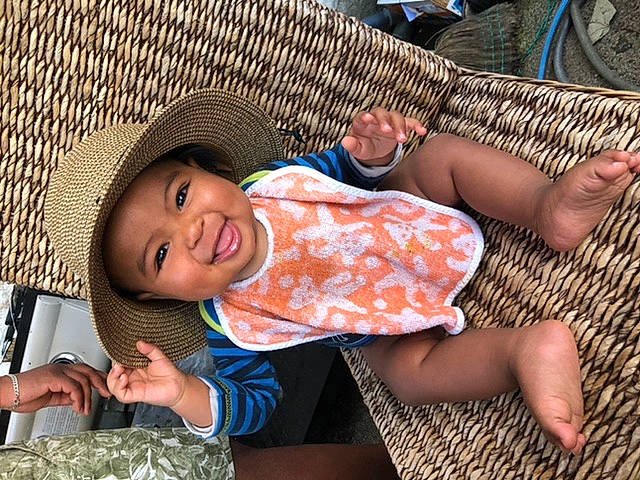 Aaron a rejoint le concours — aidez-le/la à gagner de superbes lots ! baby_toddler_clothing, beauty, child, comfort, facial_expression, fashion_accessory, fun, hairstyle, hand, happy, hat, headwear, human, joy, leisure, mouth, pattern, person, sitting, skin