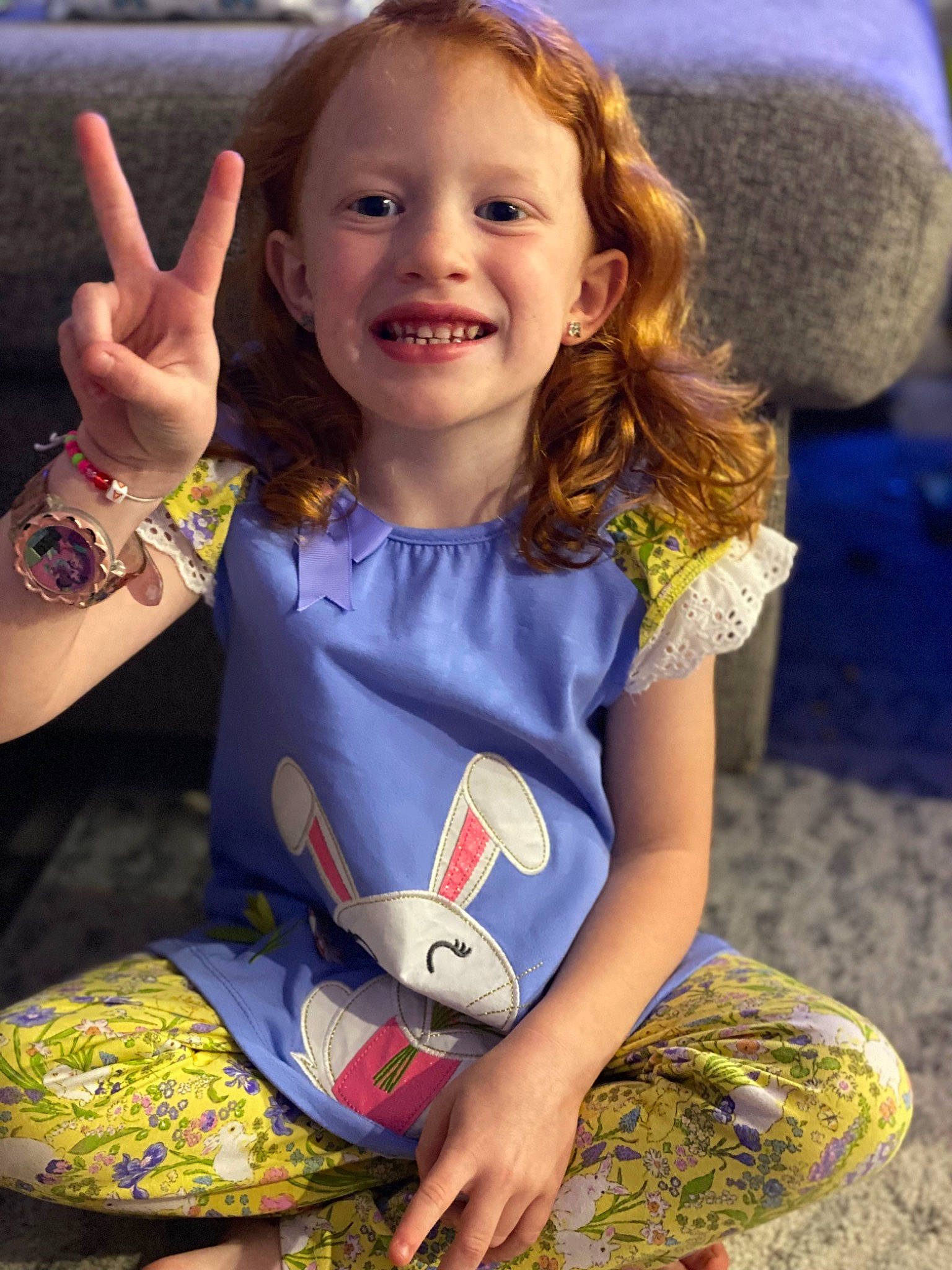 Kamree is registered to the contest to win money with this photo: cool, eye, face, facial_expression, finger, gesture, hair, hairstyle, hand, happy, head, human_body, joint, joy, neck, organ, person, shoulder, skin, sleeve