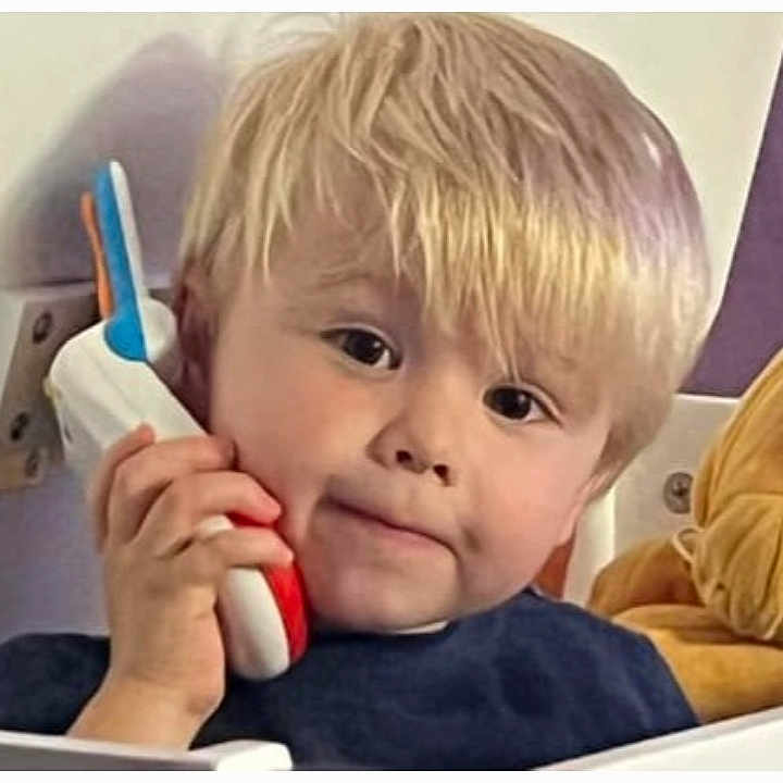 Tiziano a rejoint le concours — aidez-le/la à gagner de superbes lots ! baby, bodypart, brush, cushion, device, electronics, face, finger, hand, head, homedecor, page, person, phone, photography, portrait, text, tool, toothbrush, toothpaste