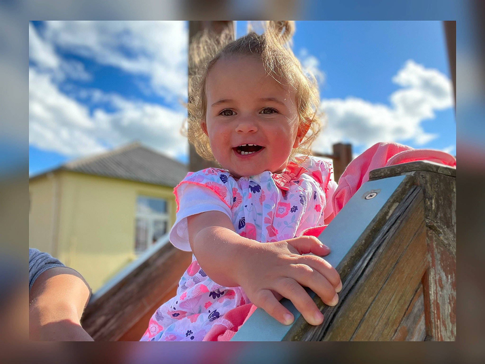 Ambre a rejoint le concours — aidez-le/la à gagner de superbes lots ! baby_toddler_clothing, blond, blue, child, cloud, eye, flash_photography, fun, happy, human_body, iris, joy, leisure, person, recreation, skin, sky, smile, standing, t_shirt