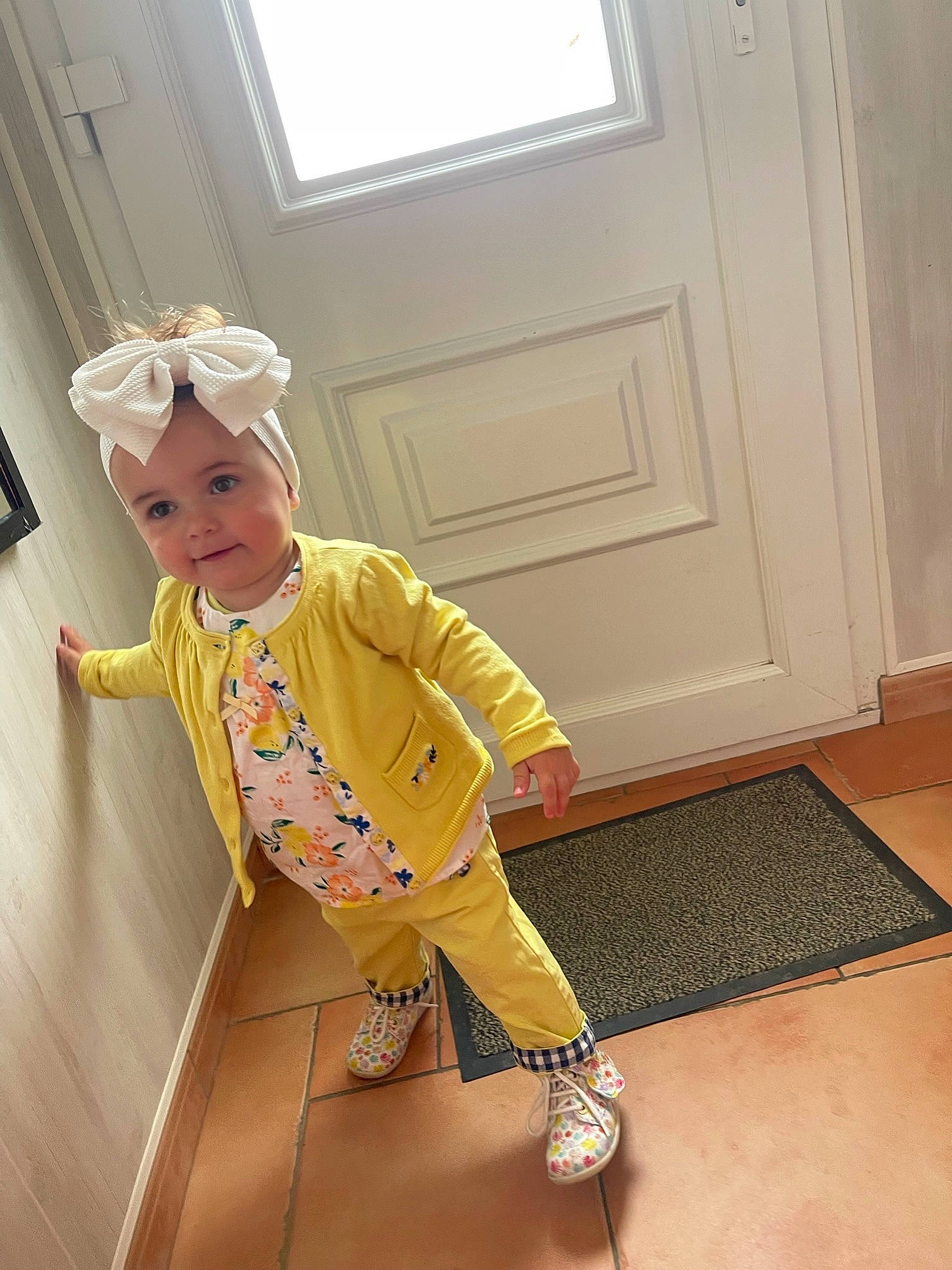 Ambre participe au concours pour gagner de l'argent avec cette photo : baby, baby_toddler_clothing, child, door, floor, flooring, hardwood, headgear, headwear, human_leg, outerwear, pajamas, pattern, person, personal_protective_equipment, room, sleeve, t_shirt, toddler, watch