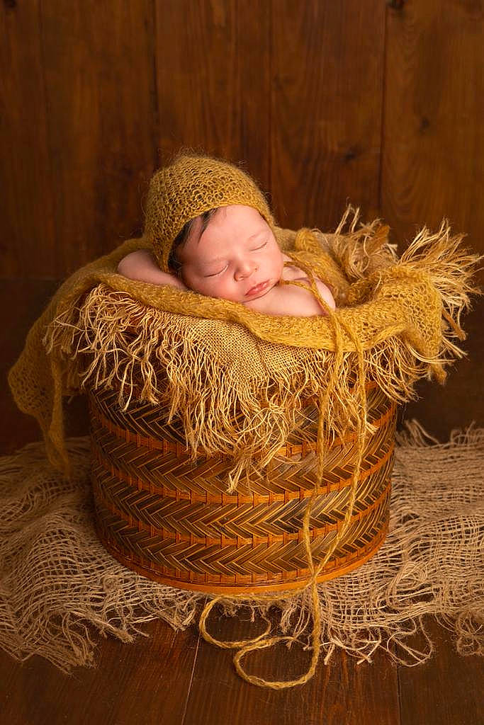 Isaac a rejoint le concours — aidez-le/la à gagner de superbes lots ! baby, baby_toddler_clothing, basket, child, comfort, costume_hat, event, fashion_accessory, fur, grass, hat, hay, headgear, people_in_nature, person, plant, sitting, toddler, wicker, wood