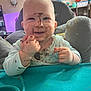 Aaron a rejoint le concours — aidez-le/la à gagner de superbes lots ! baby, child, messy, food, high_chair, smiling, face, hands, indoor, table, feeding, cute, happy, clothing, infant, dirt, playful, mess, person, portrait