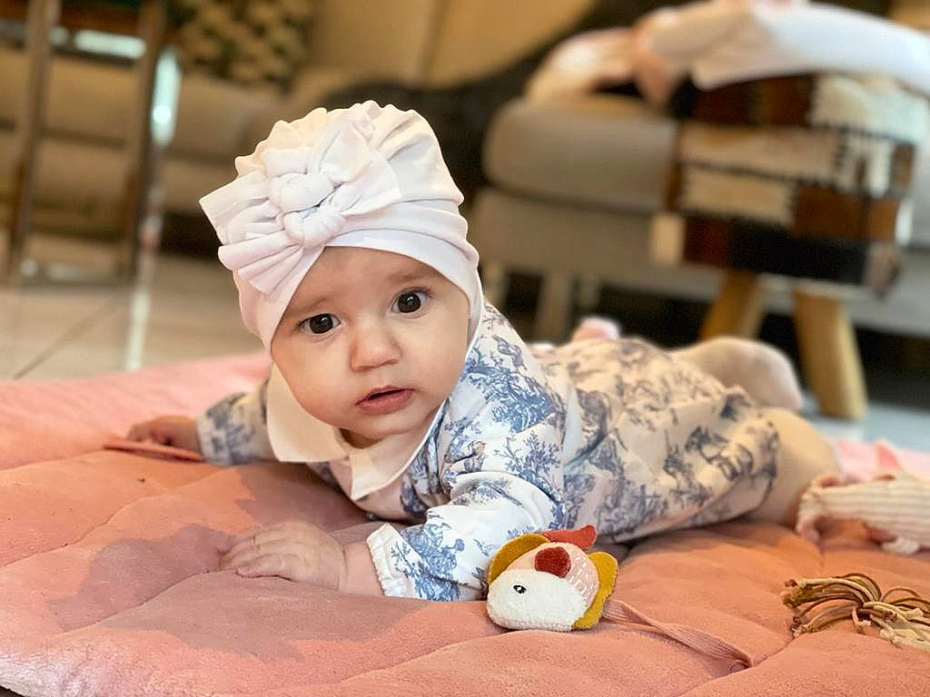 Iris a rejoint le concours — aidez-le/la à gagner de superbes lots ! baby, baby_products, child, comfort, crawling, event, fashion_accessory, flooring, fun, fur, happy, headwear, leisure, linens, person, room, sitting, toddler, tradition, tummy_time