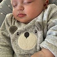 Adelia Et Eugénia a rejoint le concours — aidez-le/la à gagner de superbes lots ! baby, sleeping, infant, cozy, clothing, cute, bear_face, hand, soft_texture, closeup, portrait, child, indoors, blanket, star_pattern, peaceful, relaxed, toddler, cute_outfit, nap