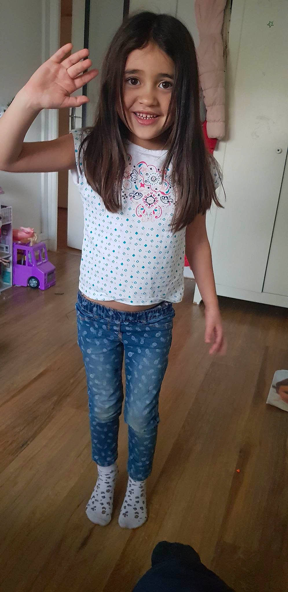 Myla a rejoint le concours — aidez-le/la à gagner de superbes lots ! cool, denim, fashion_design, floor, flooring, happy, jeans, joint, joy, leg, long_hair, neck, outerwear, person, shoulder, sleeve, smile, t_shirt, thigh, trunk