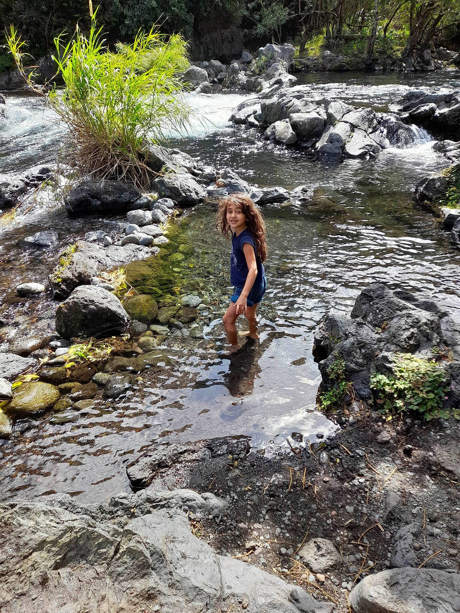 Myla participe au concours pour gagner de l'argent avec cette photo : arroyo, bank, bedrock, fluvial_landforms_of_streams, forest, grass, headwear, joy, landscape, leisure, mountain_river, natural_landscape, people_in_nature, person, plant, recreation, riparian_zone, spring, tree, water