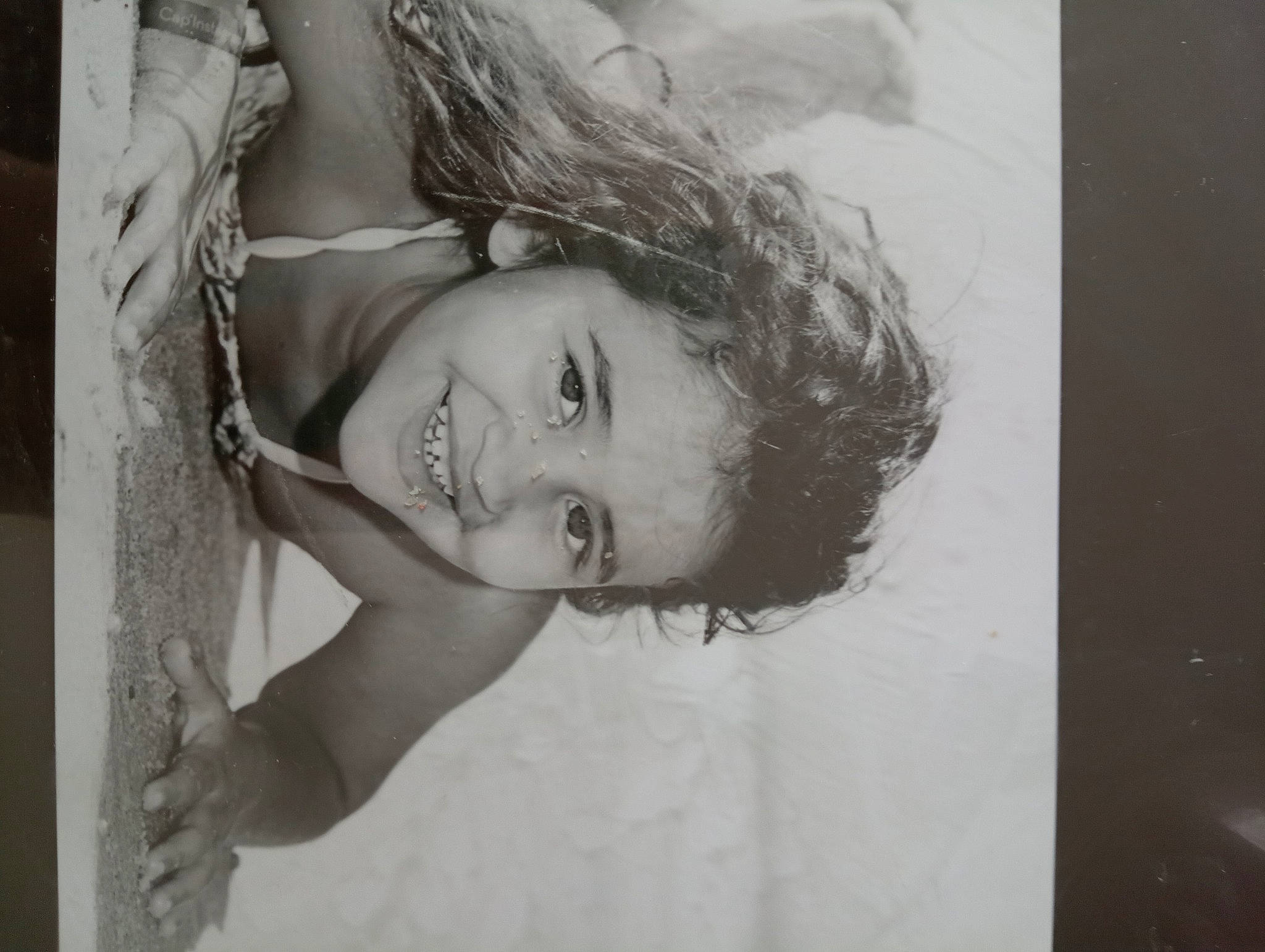 Myla a rejoint le concours — aidez-le/la à gagner de superbes lots ! art, child, eyebrow, flash_photography, gesture, hair, happy, iris, joy, lip, long_hair, monochrome, monochrome_photography, person, plant, portrait, room, smile, tree, vintage_clothing