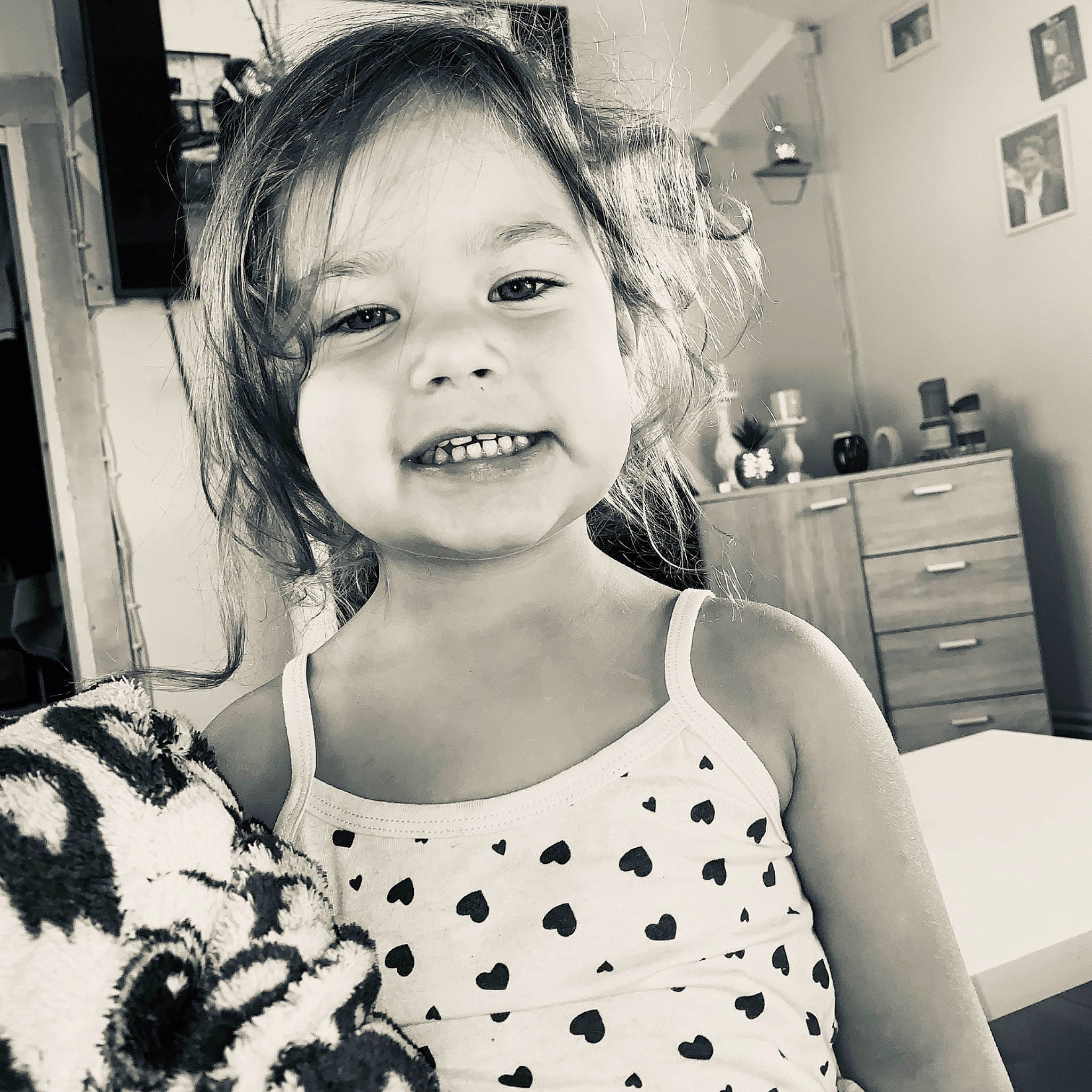 Lyhanna a rejoint le concours — aidez-le/la à gagner de superbes lots ! black, black_and_white, cheek, child, eye, face, facial_expression, forehead, hair, hairstyle, happy, head, iris, joy, laugh, monochrome, monochrome_photography, person, photography, smile