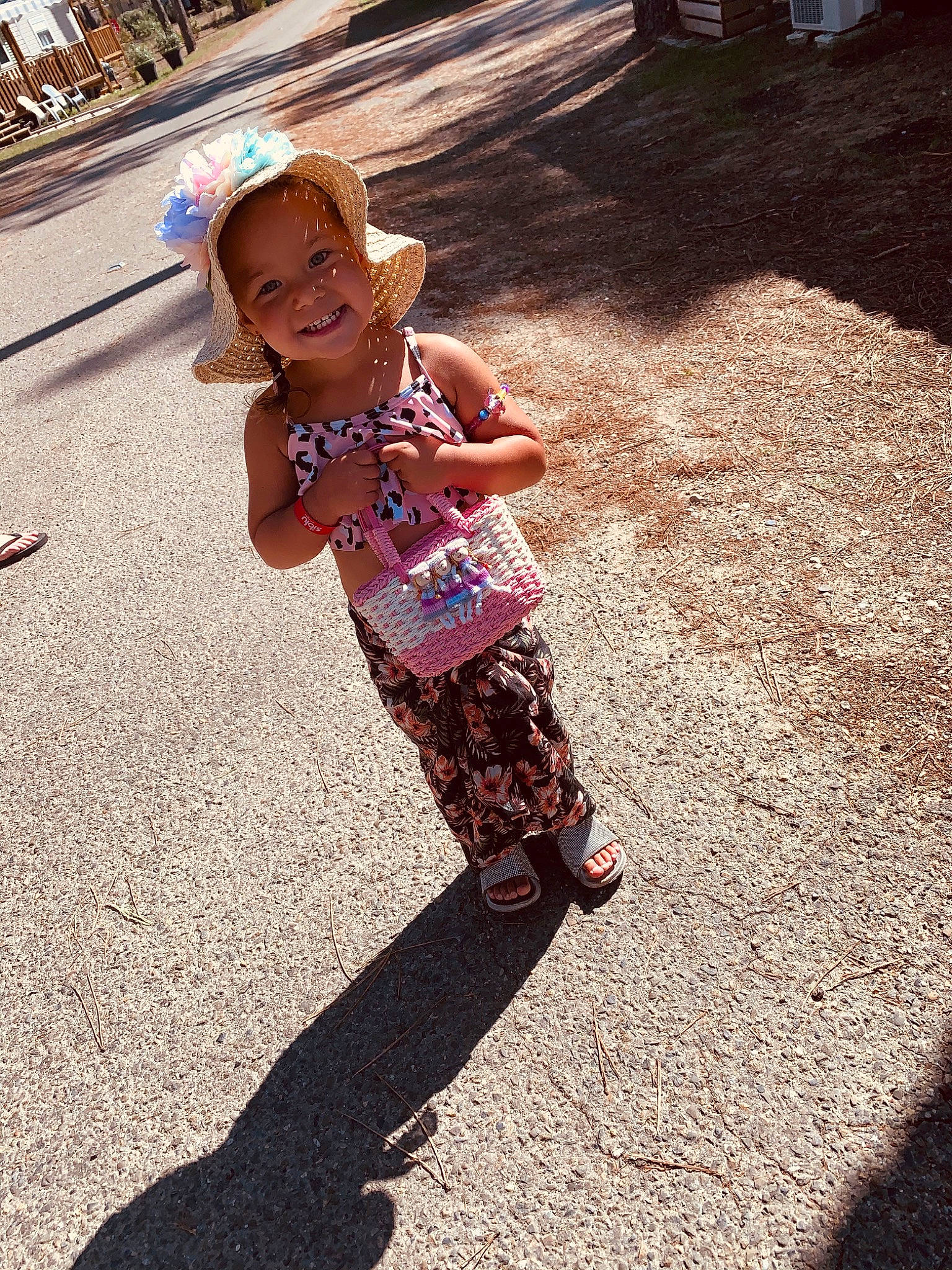 Lyhanna a rejoint le concours — aidez-le/la à gagner de superbes lots ! asphalt, child, fun, joy, person, play, shadow, toddler, vacation