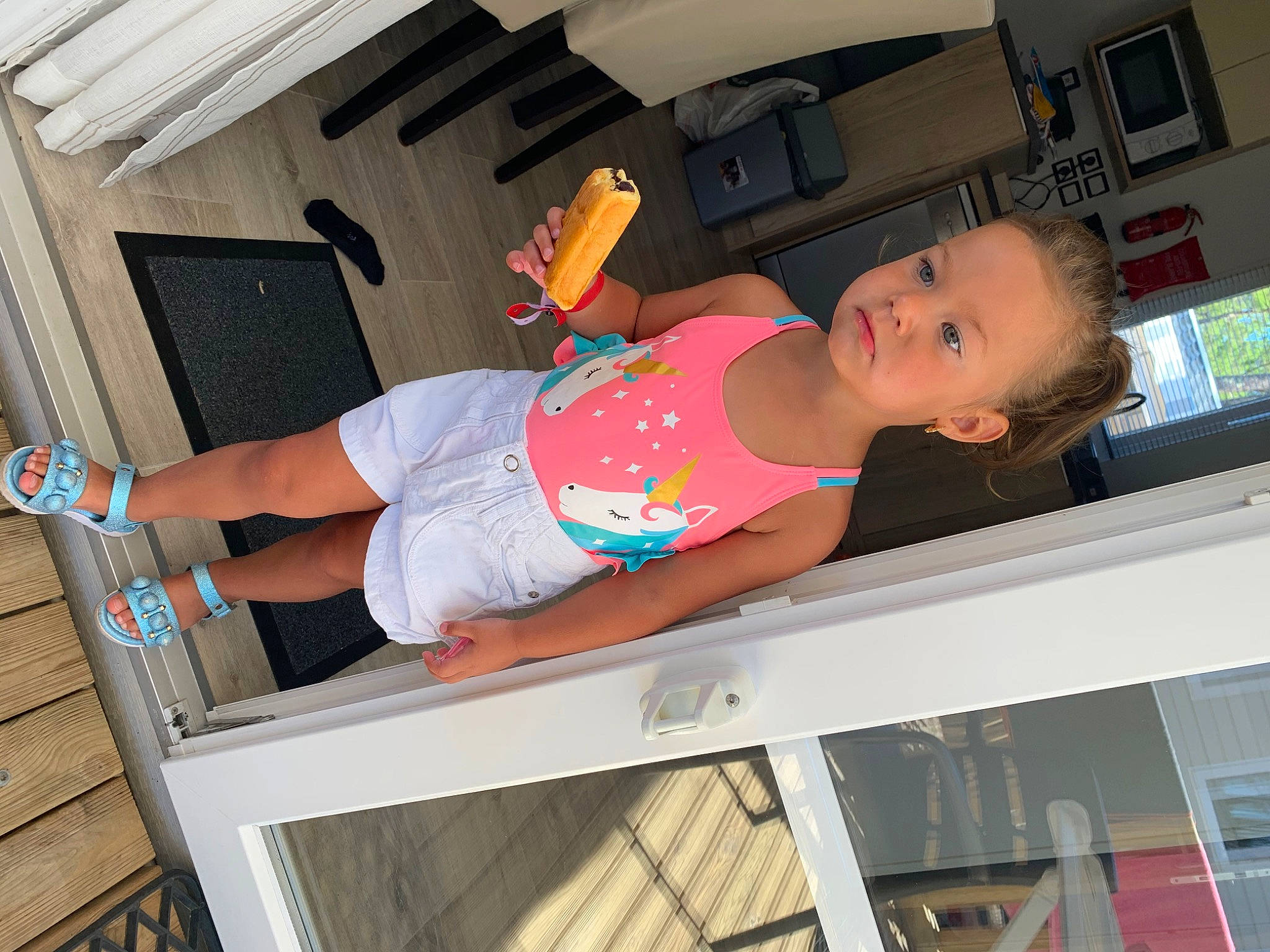 Lyhanna a rejoint le concours — aidez-le/la à gagner de superbes lots ! child, leg, person