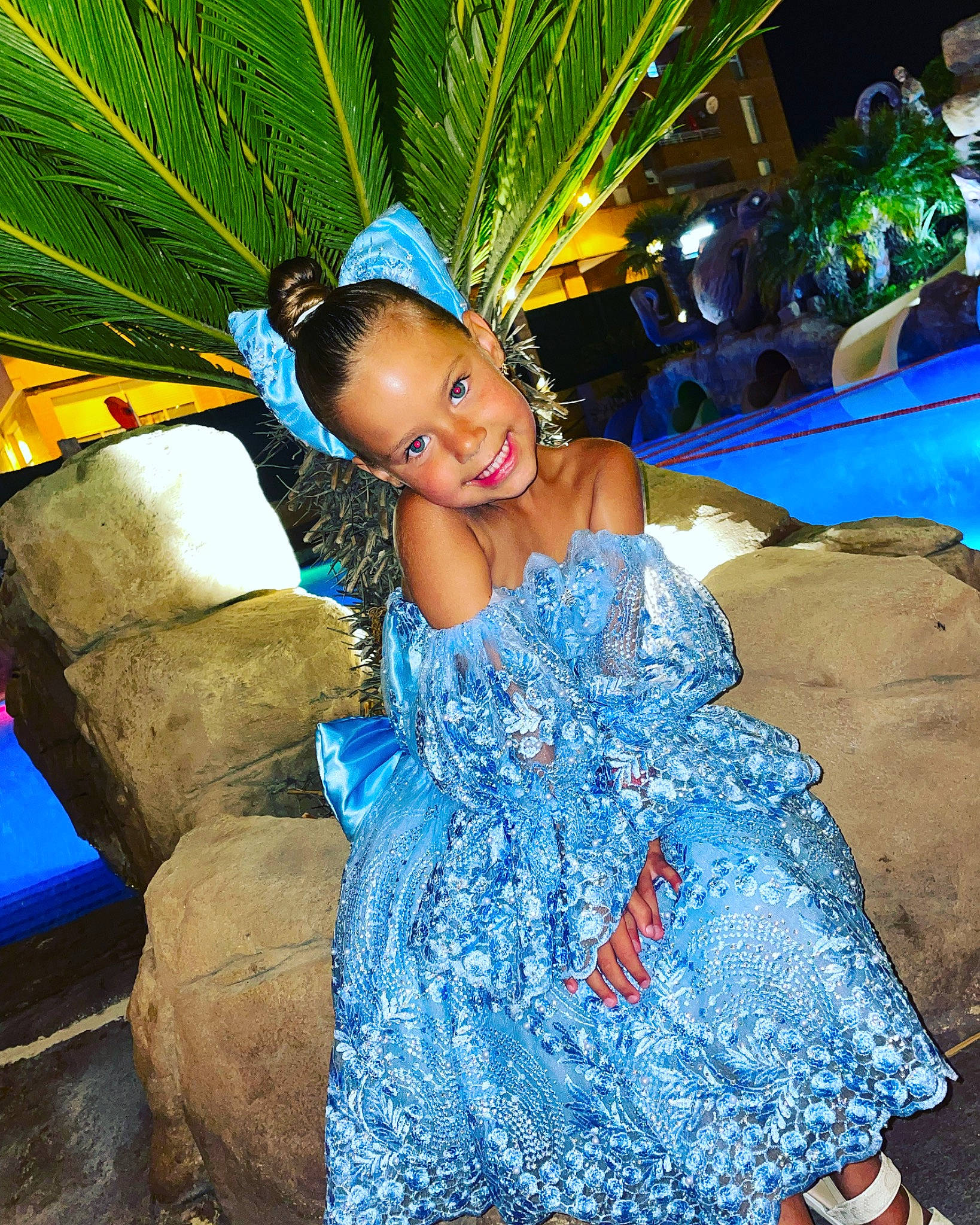 Lyhanna participe au concours pour gagner de l'argent avec cette photo : black_hair, blue, costume, day_dress, electric_blue, event, eye, fashion_design, fun, green, happy, headpiece, human_body, iris, jewellery, joy, leisure, person, plant, smile