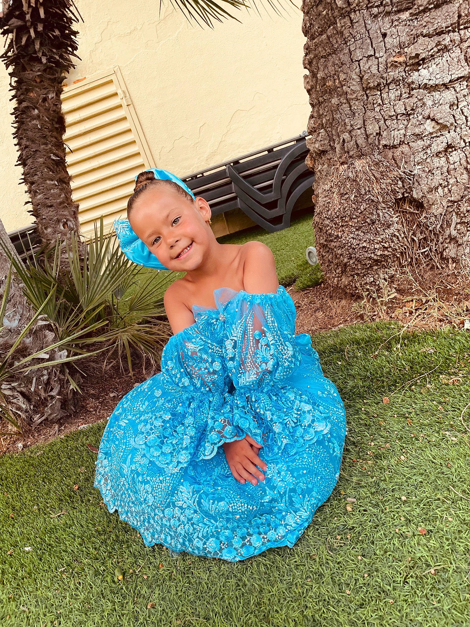 Lyhanna participe au concours pour gagner de l'argent avec cette photo : azure, botany, child, electric_blue, facial_expression, flash_photography, formal_wear, fun, grass, happy, joy, leaf, leisure, people_in_nature, person, plant, sitting, smile, toddler, tree