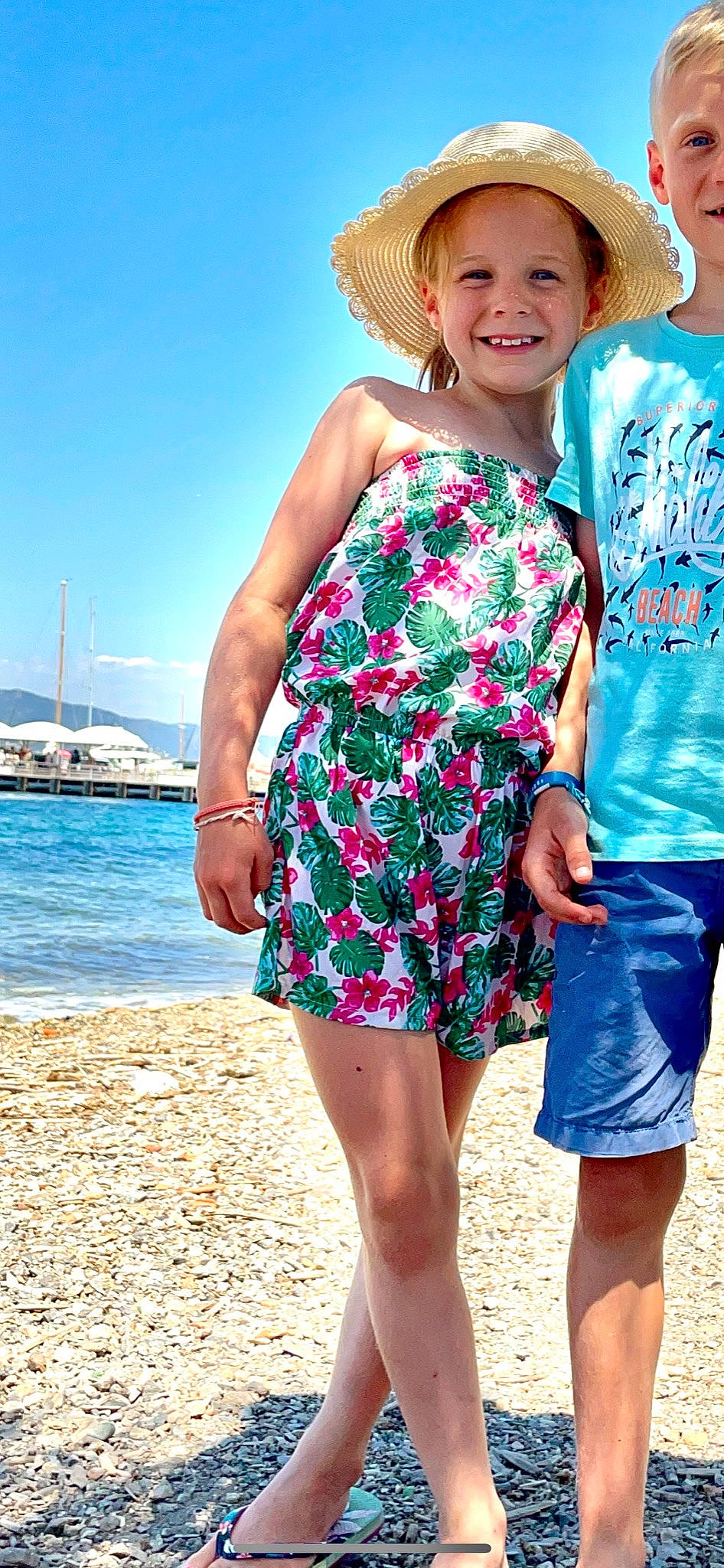 Leïa a rejoint le concours — aidez-le/la à gagner de superbes lots ! azure, blue, dress, hairstyle, hand, happy, hat, human_body, joy, leg, neck, one_piece_garment, person, shoulder, sky, sleeve, smile, standing, street_fashion, textile