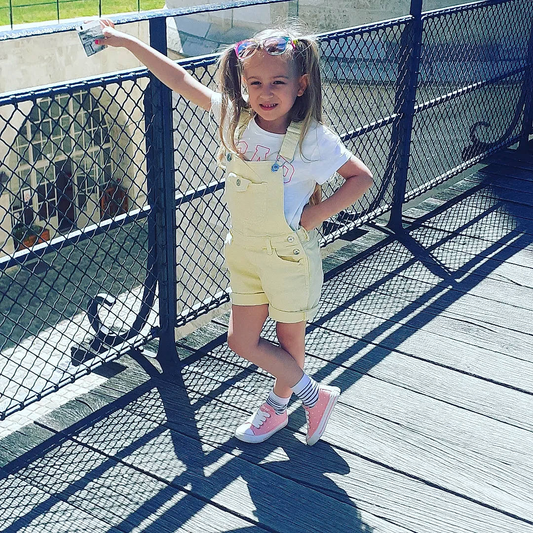 Eva a rejoint le concours — aidez-le/la à gagner de superbes lots ! dress, electric_blue, fence, fun, hand, handrail, happy, headwear, human_leg, joy, leg, leisure, line, mesh, metal, pattern, person, recreation, sandal, shoe