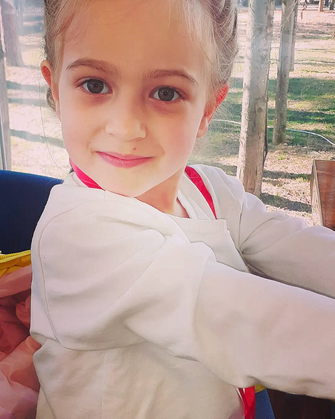 Eva a rejoint le concours — aidez-le/la à gagner de superbes lots ! blond, chair, eye, eyebrow, face, fun, hair, happy, head, iris, joy, leisure, lip, person, plant, sitting, sleeve, smile, t_shirt, thumb