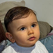 Siméo a rejoint le concours — aidez-le/la à gagner de superbes lots ! child, toddler, infant, face, eyes, long_eyelashes, lips, hair, ear, shirt, pillow, bedding, indoor, portrait, close_up, curious_expression, soft_lighting, cute, baby_clothing, looking_up