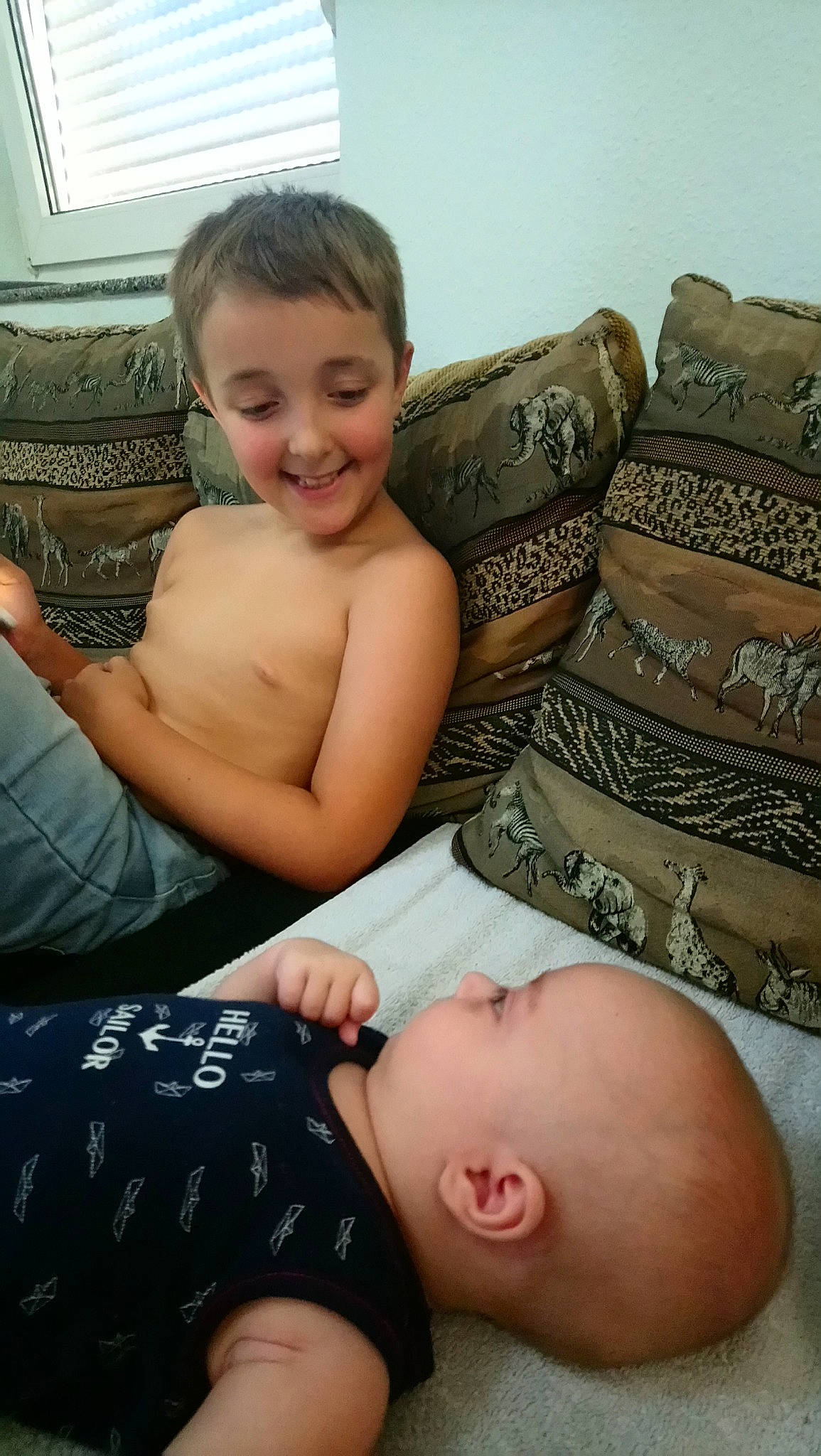 Enzo participe au concours pour gagner de l'argent avec cette photo : abdomen, baby, chest, child, joy, leg, mother, muscle, person, sitting, skin, stomach, toddler, trunk