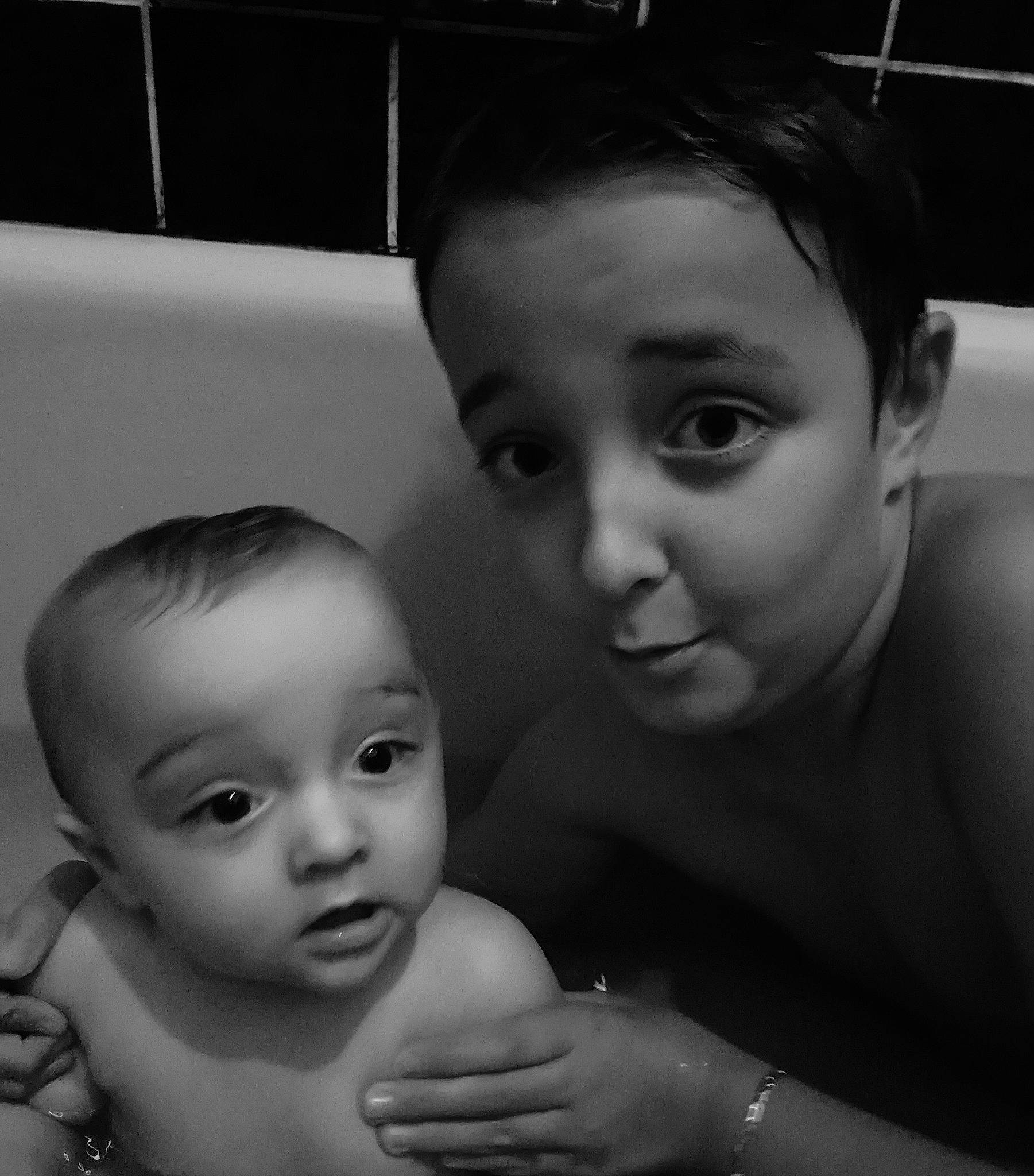 Enzo a rejoint le concours — aidez-le/la à gagner de superbes lots ! baby, black, black_and_white, cheek, child, eye, face, head, lip, monochrome, monochrome_photography, mother, nose, people, person, photograph, skin, smile, snapshot, toddler