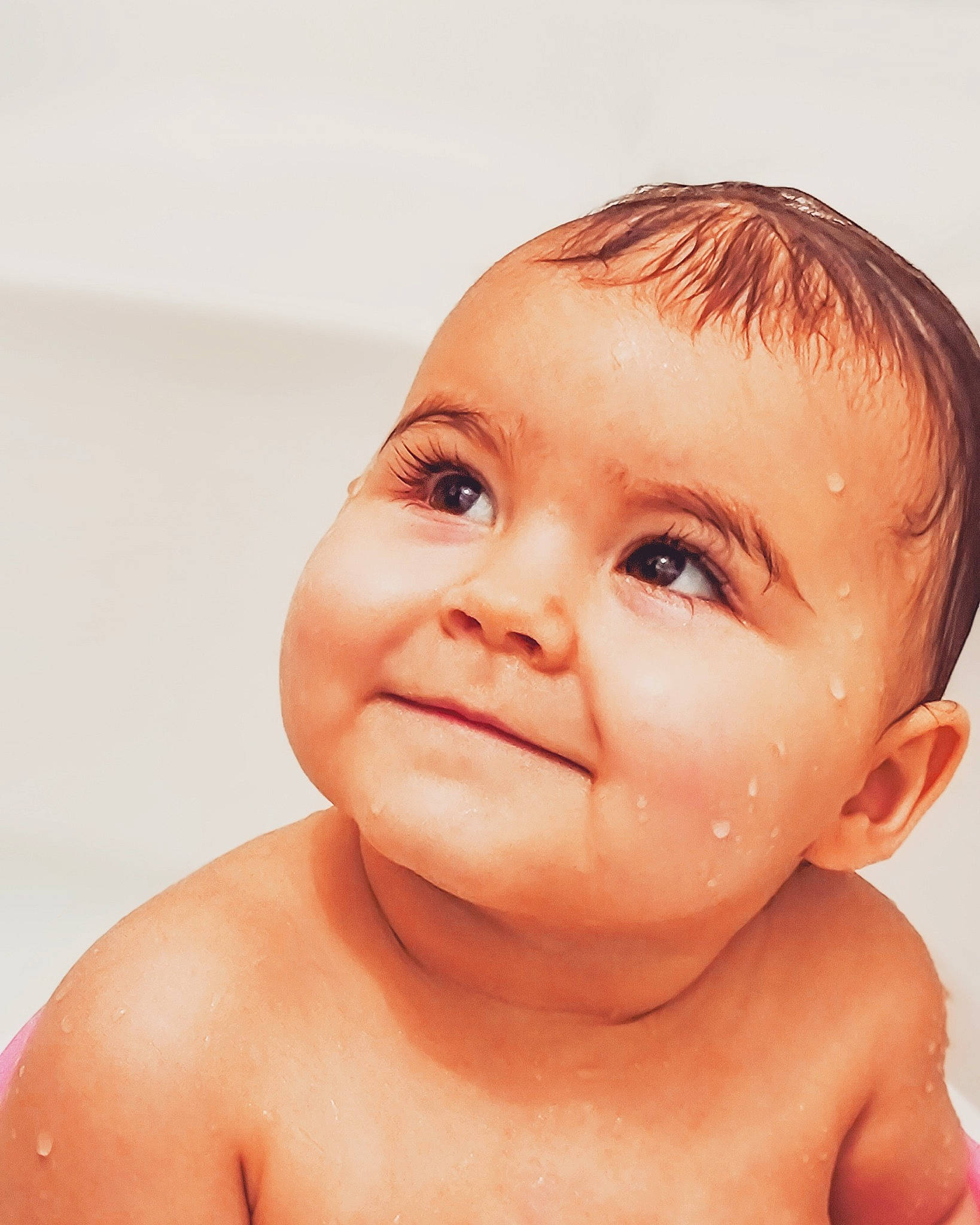 Ghjuliana a rejoint le concours — aidez-le/la à gagner de superbes lots ! arm, baby, baby_bathing, cheek, ear, eye, eyelash, face, finger, gesture, happy, human_body, iris, jaw, joy, lip, mouth, neck, nose, person