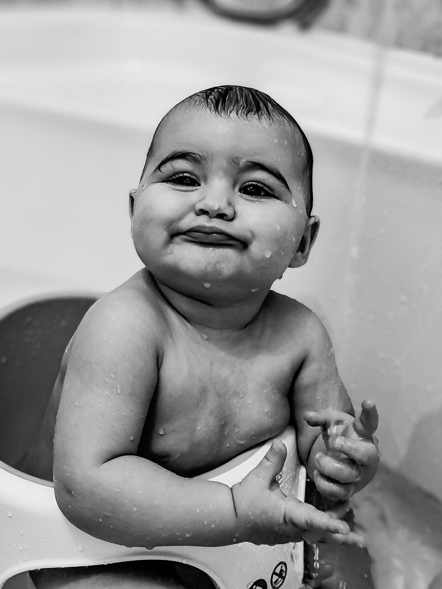 Ghjuliana participe au concours pour gagner de l'argent avec cette photo : black_and_white, cheek, chest, eye, eyebrow, face, facial_expression, forehead, gesture, hairstyle, hand, happy, iris, lip, mouth, nose, person, skin, smile, style