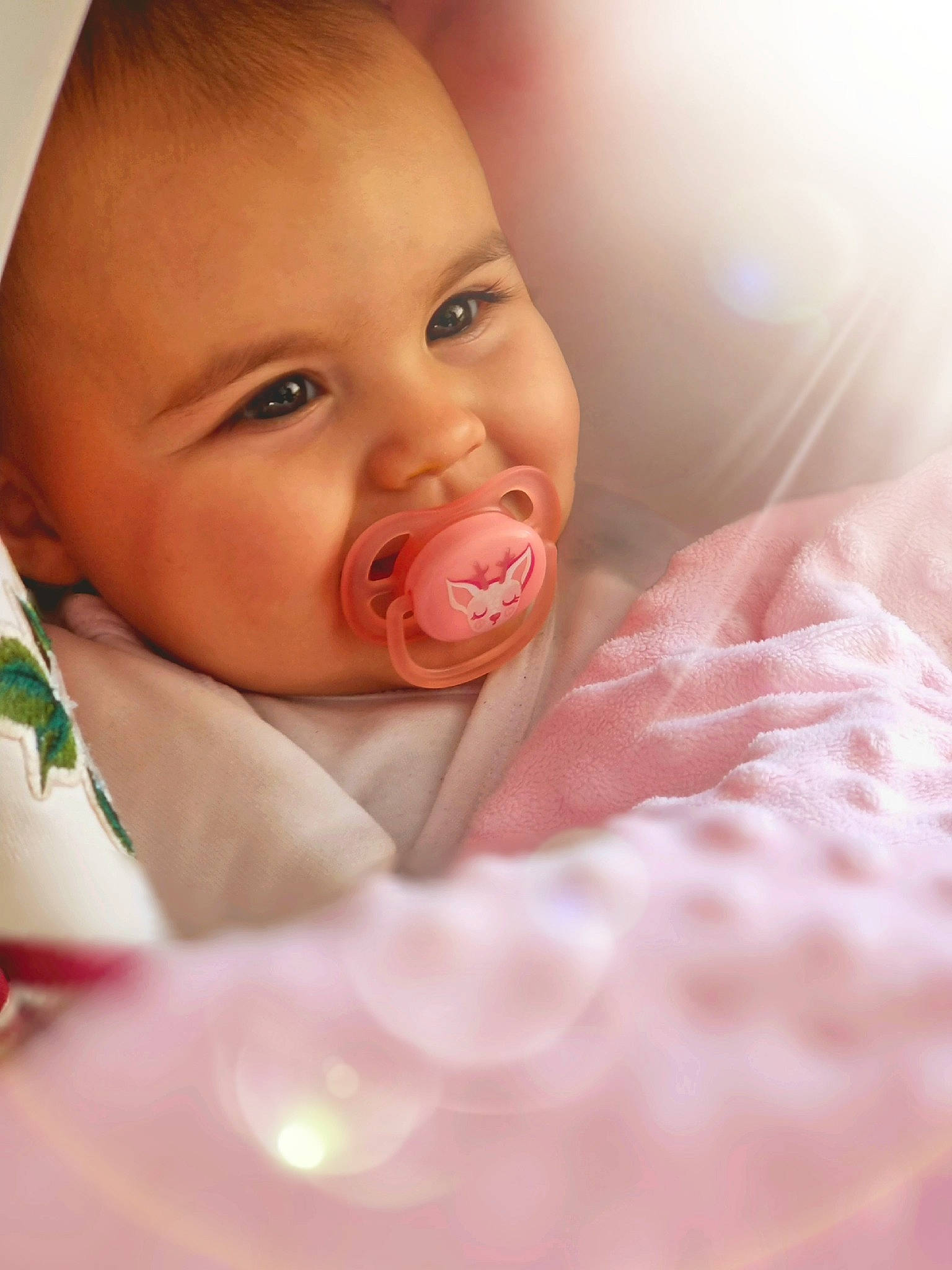 Ghjuliana a rejoint le concours — aidez-le/la à gagner de superbes lots ! baby, baby_toddler_clothing, cheek, chin, close_up, comfort, eye, eyebrow, face, finger, gesture, happy, iris, linens, lip, mouth, nose, person, pink, skin