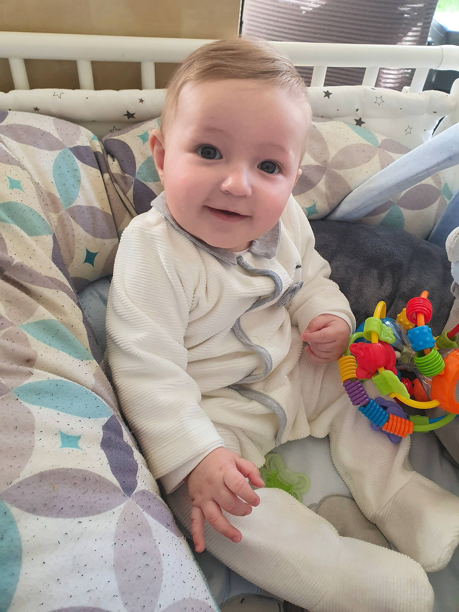 Lucas participe au concours pour gagner de l'argent avec cette photo : baby, baby_products, baby_toddler_clothing, cheek, child, eye, face, head, person, play, product, room, sitting, skin, smile, toddler, toy