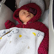 Etienne a rejoint le concours — aidez-le/la à gagner de superbes lots ! baby, sleeping, blanket, red_fleece, hood, baby_carrier, infant, cozy, soft_texture, peaceful, child, bundle, cushion, warm, indoors, portrait, cute, resting, small_person, comfort
