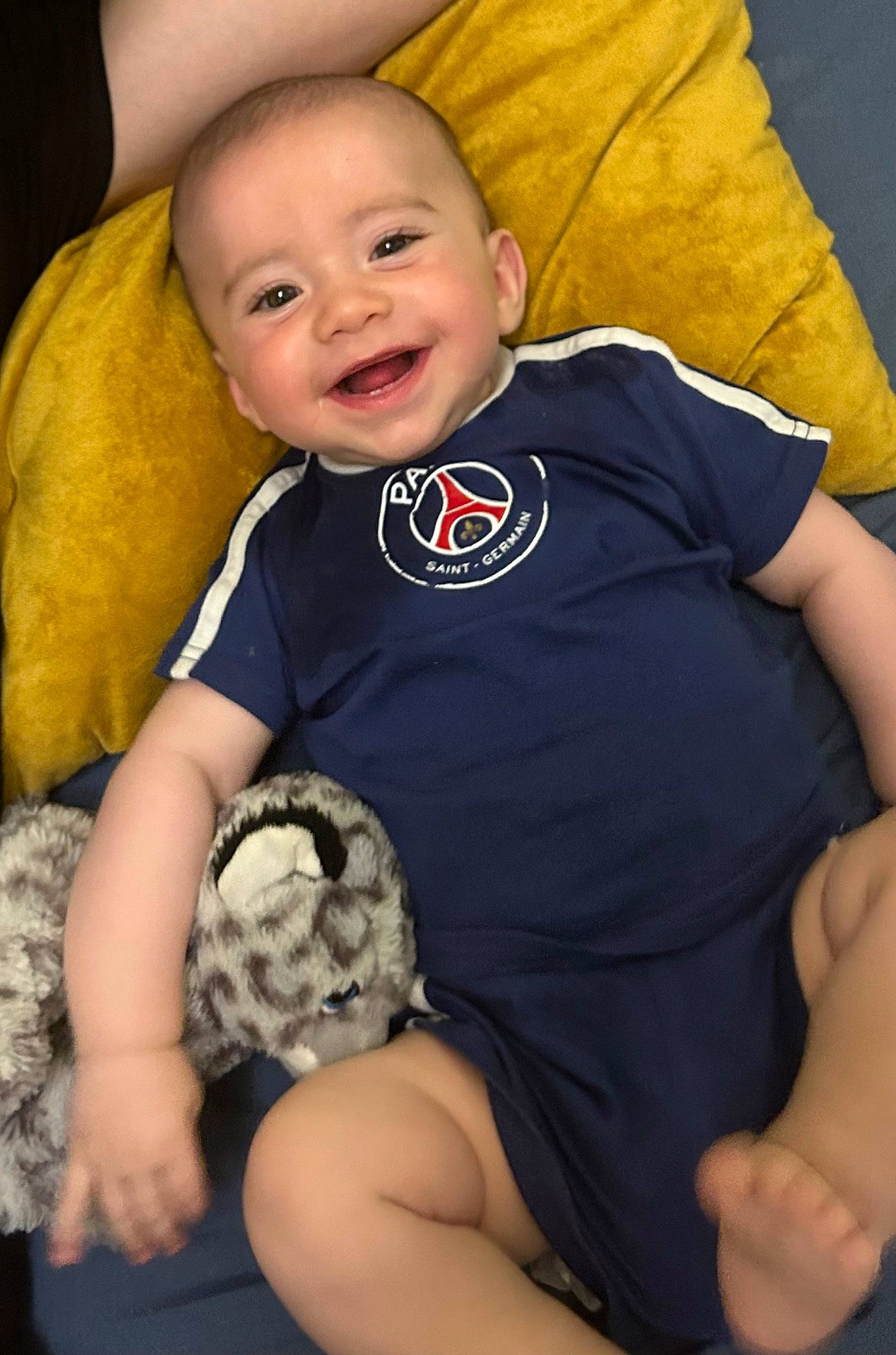 Yazid a rejoint le concours — aidez-le/la à gagner de superbes lots ! arm, baby, baby_toddler_clothing, ball, cheek, child, comfort, eye, facial_expression, finger, fun, hand, happy, joy, person, sitting, skin, sleeve, smile, t_shirt