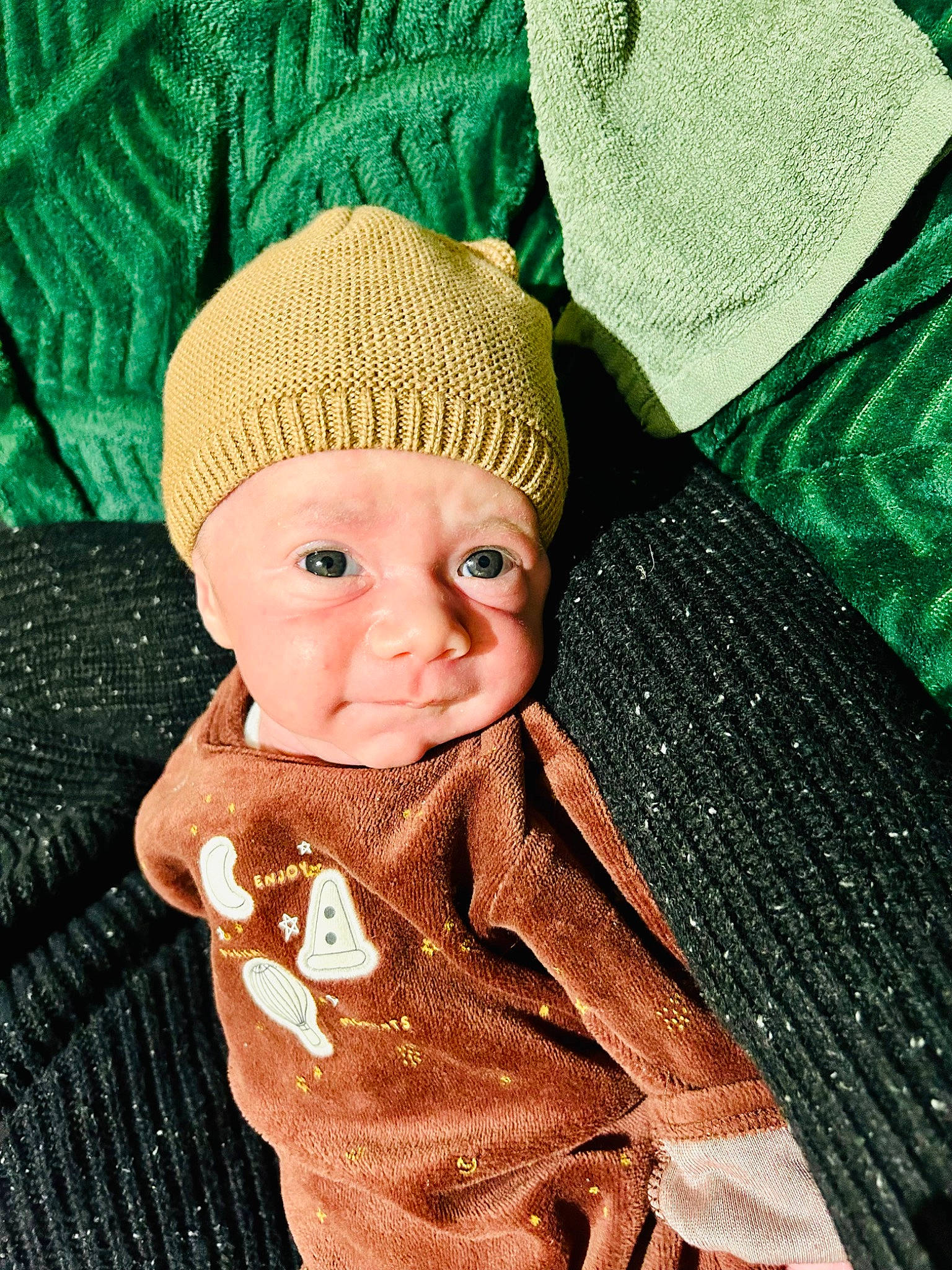 Yazid a rejoint le concours — aidez-le/la à gagner de superbes lots ! baby, baby_toddler_clothing, beanie, cap, cheek, child, creative_arts, crochet, green, headgear, headwear, knit_cap, outerwear, pattern, person, sitting, skin, sleeve, textile, toddler