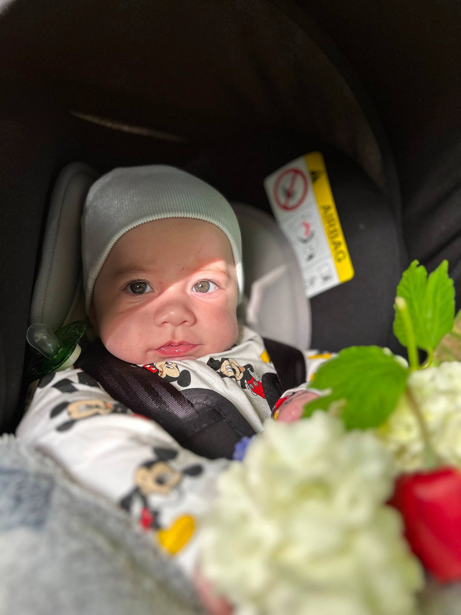 Yazid participe au concours pour gagner de l'argent avec cette photo : baby, bouquet, cap, cut_flowers, event, floral_design, floristry, flower, flower_arranging, happy, headwear, military_camouflage, military_organization, military_person, military_uniform, person, petal, plant, scarf, soldier