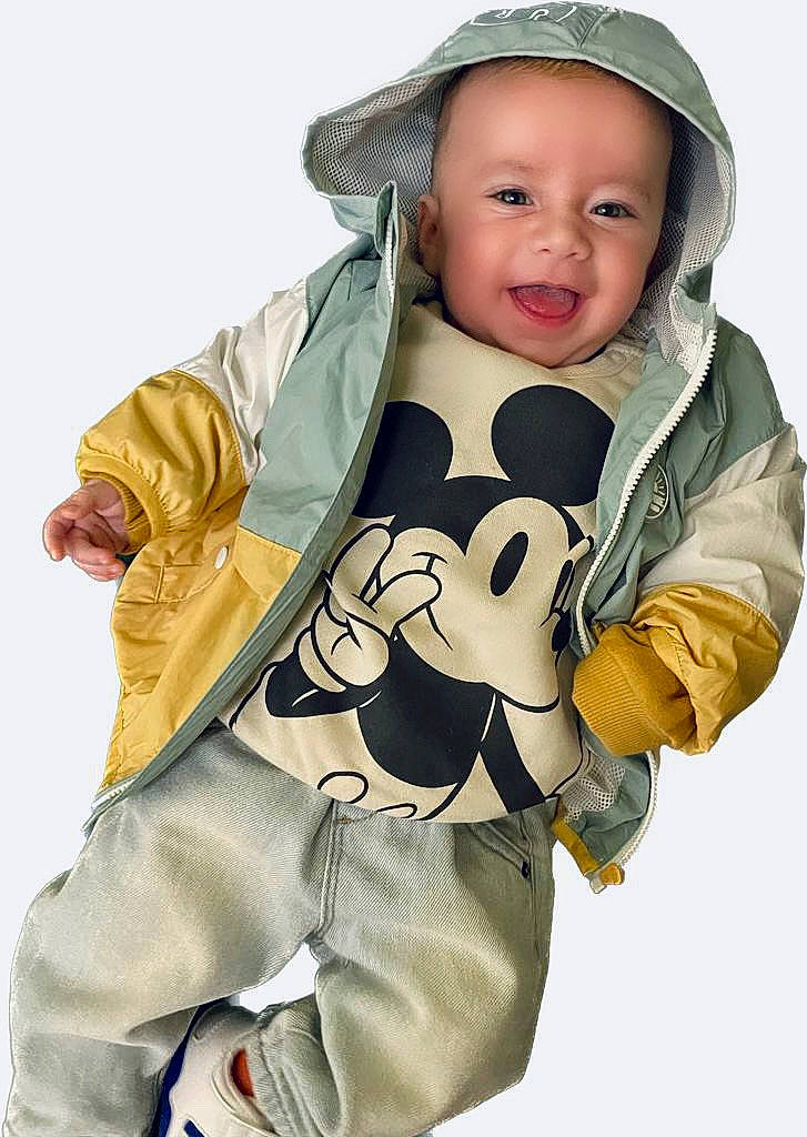 Yazid participe au concours pour gagner de l'argent avec cette photo : arm, baby, baby_products, baby_toddler_clothing, child, collar, cool, face, gesture, happy, headgear, headwear, hood, jacket, joy, outerwear, pattern, person, personal_protective_equipment, sleeve