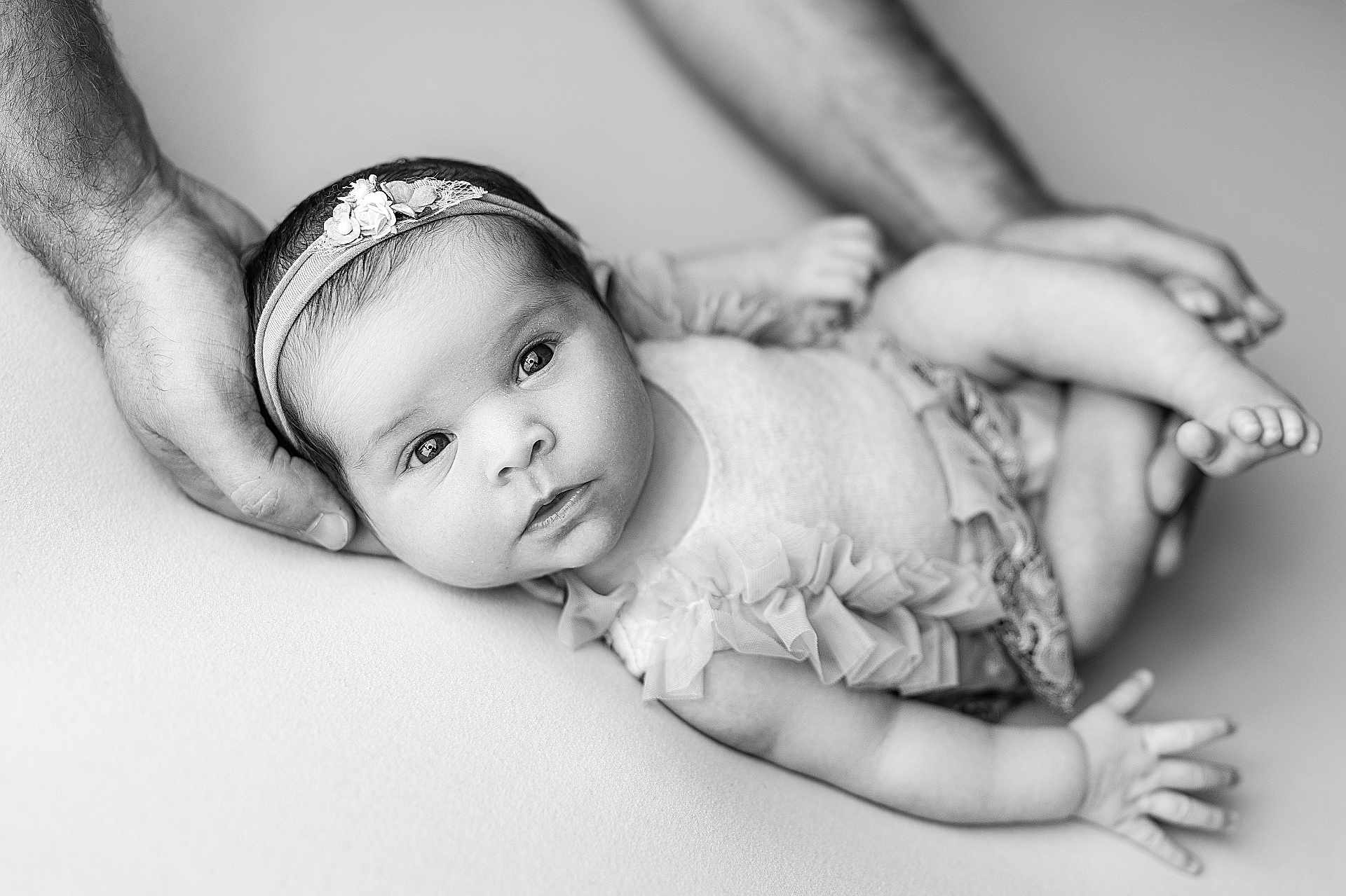 Andréa participe au concours pour gagner de l'argent avec cette photo : baby, infant, black_and_white, headband, flower, hands, close_up, portrait, newborn, soft_lighting, cute, child, human, skin, peaceful, lying_down, clothing, person, tender, gentle