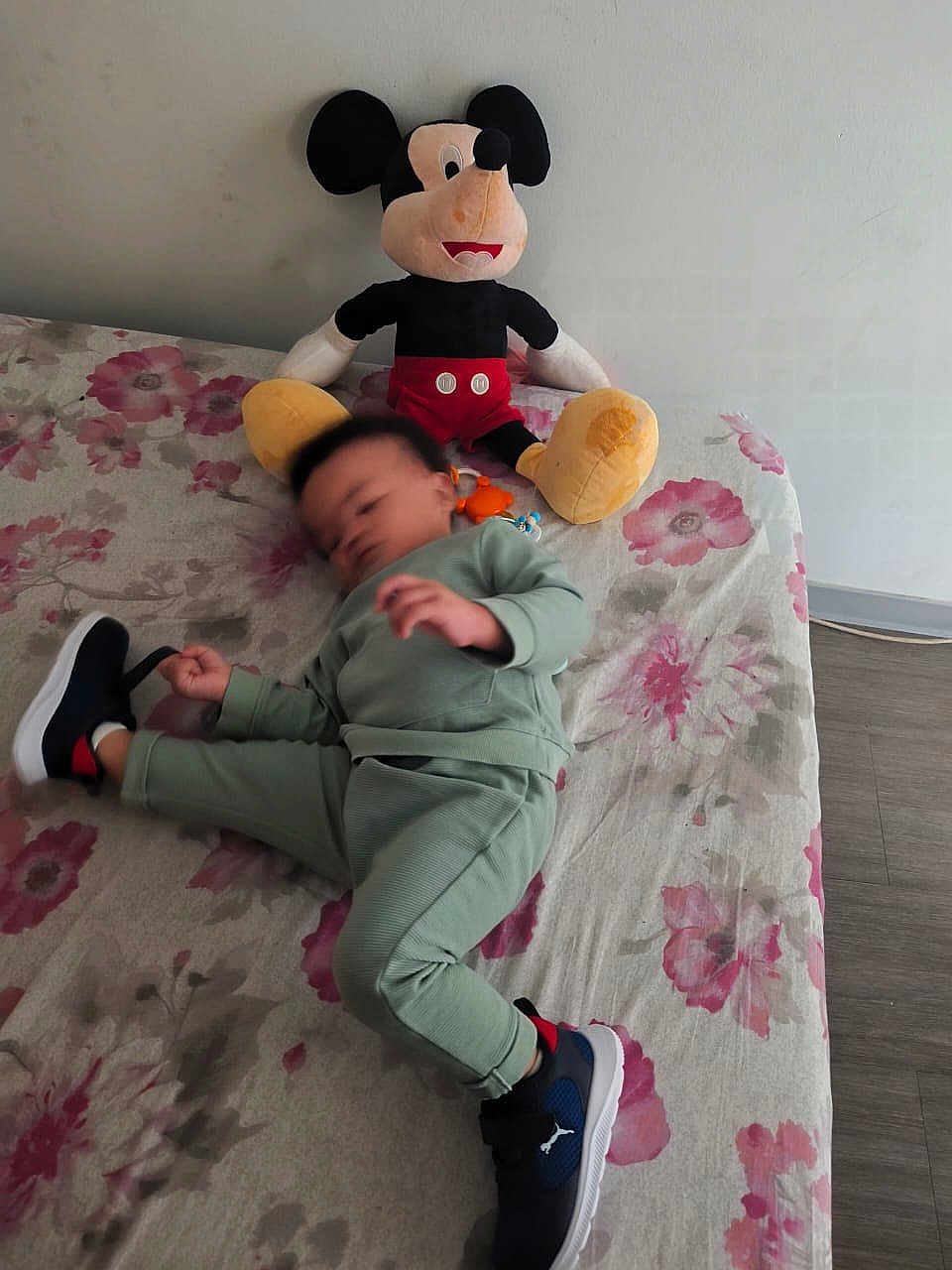Raphaël participe au concours pour gagner de l'argent avec cette photo : bed, bedspread, child, cute, floor, floral_pattern, furniture, green_clothing, home, indoor, mickey_mouse, motion_blur, person, playful, plush_toy, sneakers, soft_toy, toddler, toy, wall
