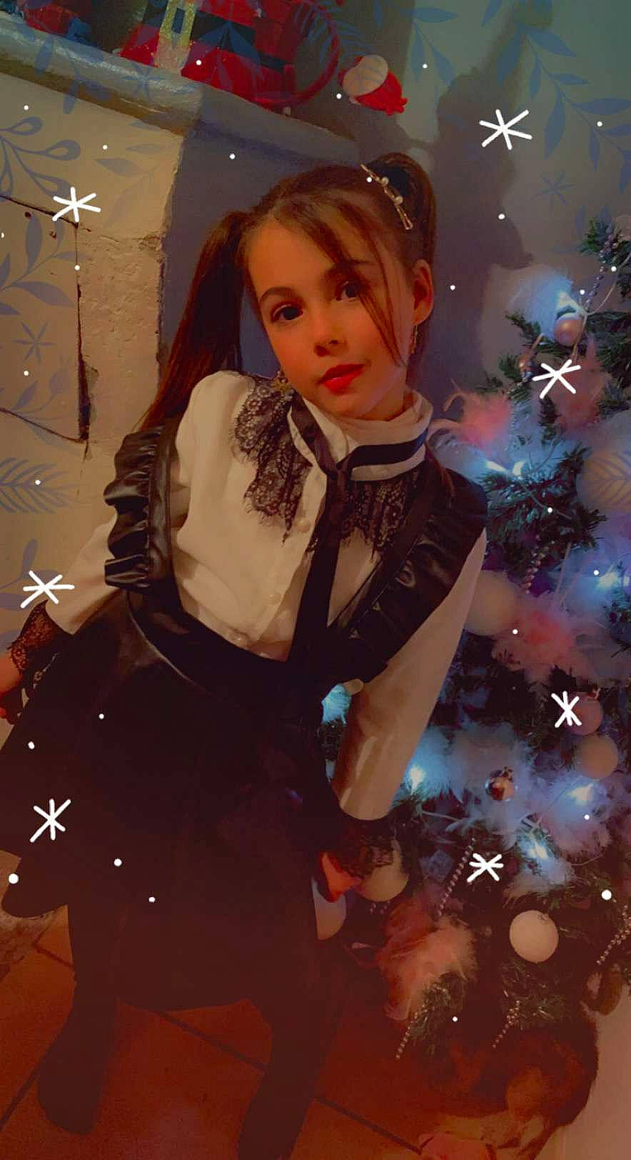 Lïndy a rejoint le concours — aidez-le/la à gagner de superbes lots ! brown_hair, christmas_eve, christmas_ornament, event, fashion_design, fun, hair, hairstyle, happy, holiday, long_hair, ornament, outerwear, pattern, people_in_nature, person, space, standing, tree, vintage_clothing